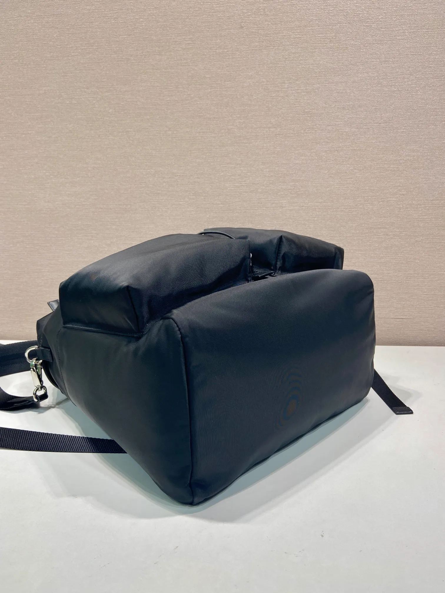 💰1600🎉New catwalk model🎉2VZ111 small shoulder/shoulder bag🎉🎉 This catwalk style backpack is made of imported nylon fabric, calfskin and top-grade hardware. It has a front buckle/flap and 2 pocket design. It is equipped with a detachable nylon shoulder strap. The back can be carried on both shoulders and inserted into a trolley case. It has many compartments and a lot of space. It is no problem for daily carrying and business trips. It is fashionable and practical. Get it now. Unisex model👏👏 🎉🎉🎉👏👏👏 Length 30x Height 38x Bottom 17cm🎉🎉🎉👏👏👏