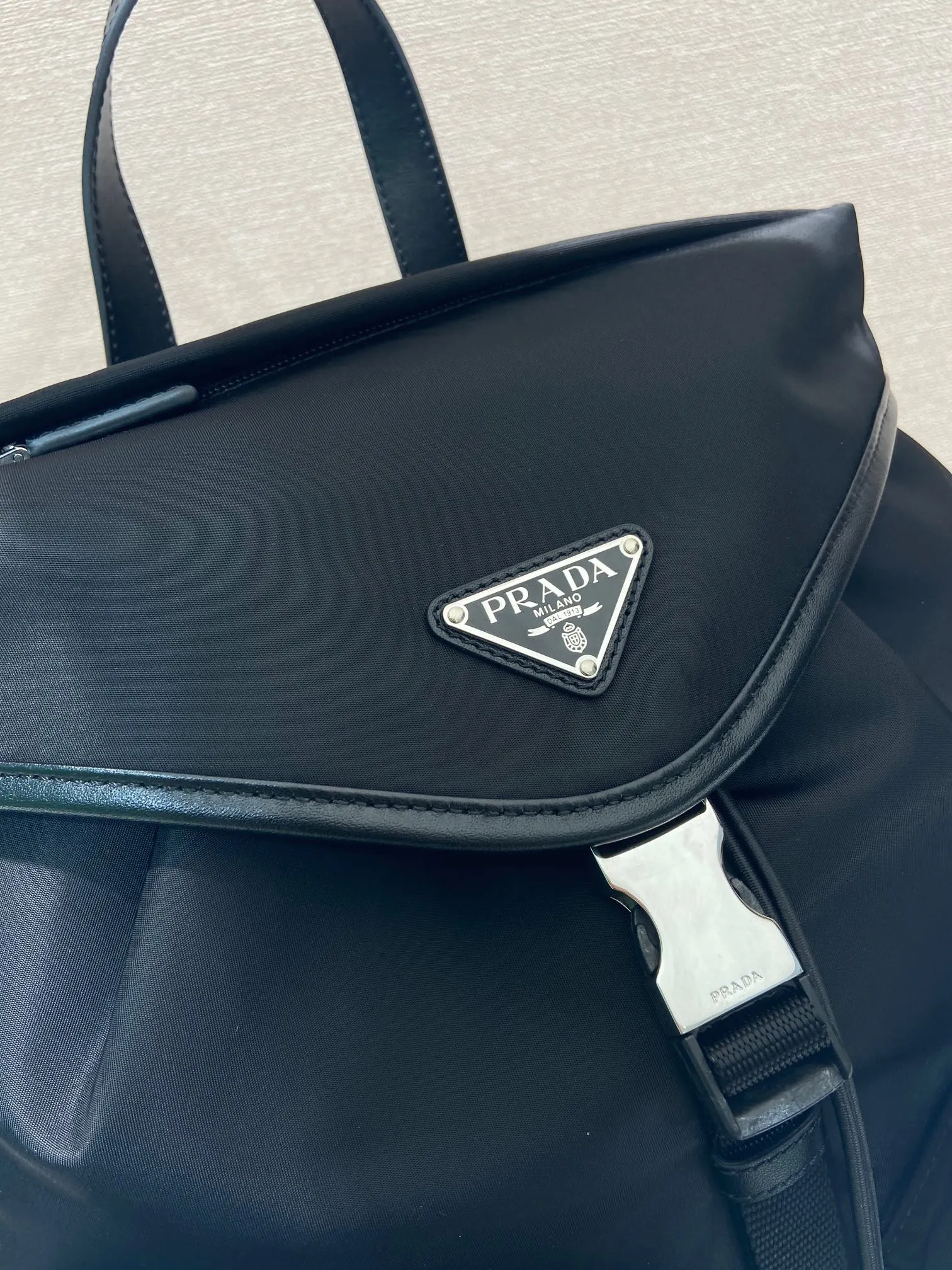 💰1600🎉New catwalk model🎉2VZ111 small shoulder/shoulder bag🎉🎉 This catwalk style backpack is made of imported nylon fabric, calfskin and top-grade hardware. It has a front buckle/flap and 2 pocket design. It is equipped with a detachable nylon shoulder strap. The back can be carried on both shoulders and inserted into a trolley case. It has many compartments and a lot of space. It is no problem for daily carrying and business trips. It is fashionable and practical. Get it now. Unisex model👏👏 🎉🎉🎉👏👏👏 Length 30x Height 38x Bottom 17cm🎉🎉🎉👏👏👏