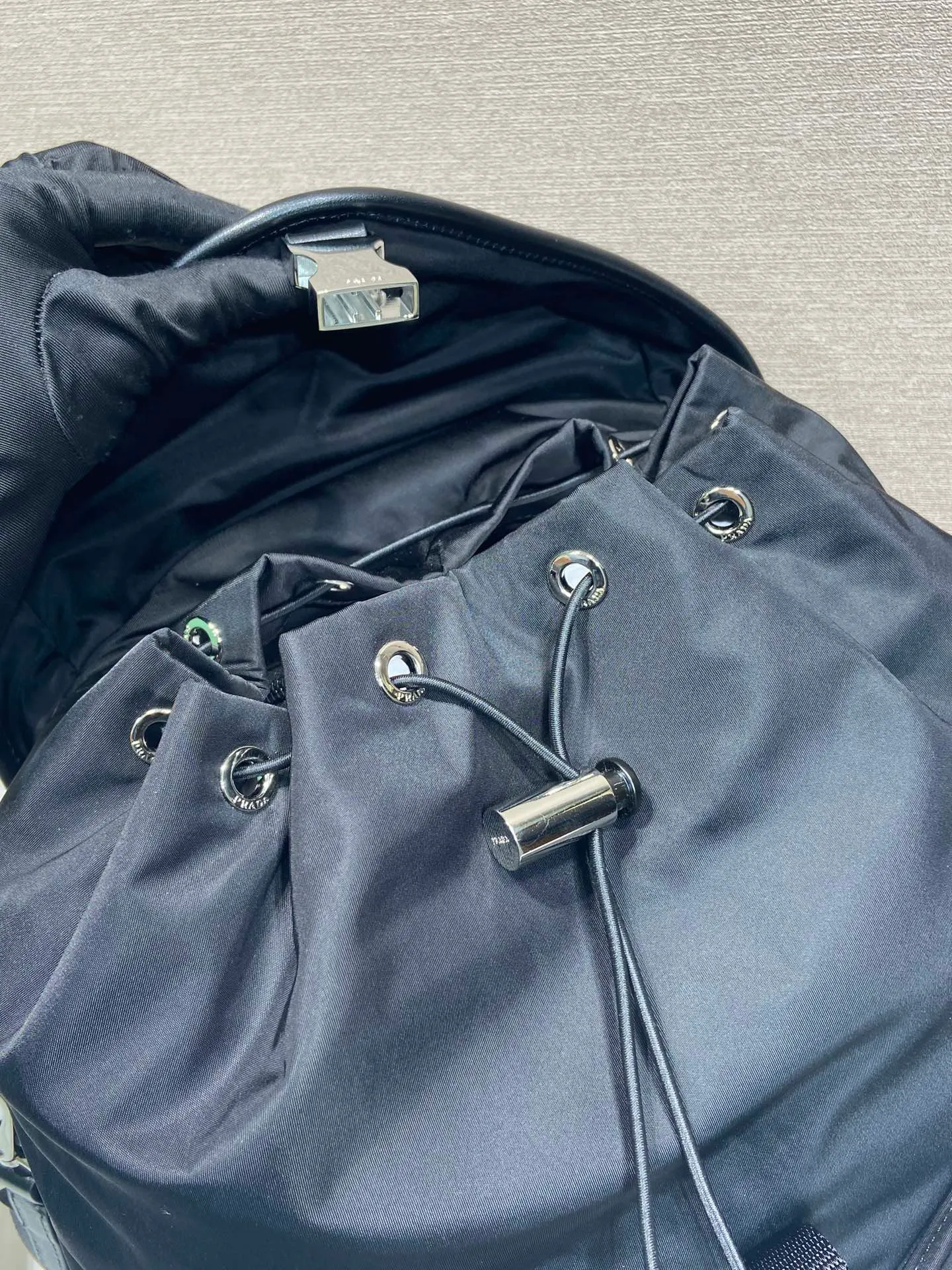 💰1600🎉New catwalk model🎉2VZ111 small shoulder/shoulder bag🎉🎉 This catwalk style backpack is made of imported nylon fabric, calfskin and top-grade hardware. It has a front buckle/flap and 2 pocket design. It is equipped with a detachable nylon shoulder strap. The back can be carried on both shoulders and inserted into a trolley case. It has many compartments and a lot of space. It is no problem for daily carrying and business trips. It is fashionable and practical. Get it now. Unisex model👏👏 🎉🎉🎉👏👏👏 Length 30x Height 38x Bottom 17cm🎉🎉🎉👏👏👏