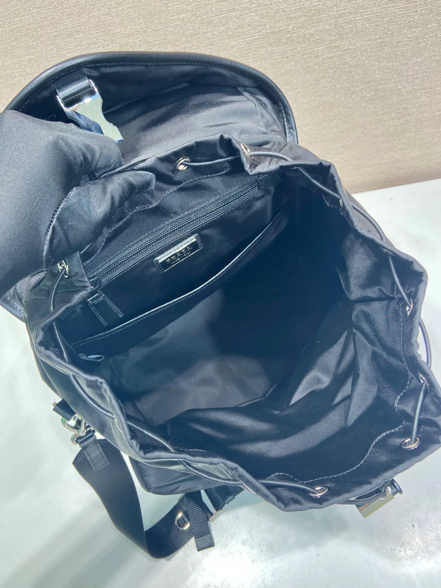 💰1600🎉New catwalk model🎉2VZ111 small shoulder/shoulder bag🎉🎉 This catwalk style backpack is made of imported nylon fabric, calfskin and top-grade hardware. It has a front buckle/flap and 2 pocket design. It is equipped with a detachable nylon shoulder strap. The back can be carried on both shoulders and inserted into a trolley case. It has many compartments and a lot of space. It is no problem for daily carrying and business trips. It is fashionable and practical. Get it now. Unisex model👏👏 🎉🎉🎉👏👏👏 Length 30x Height 38x Bottom 17cm🎉🎉🎉👏👏👏