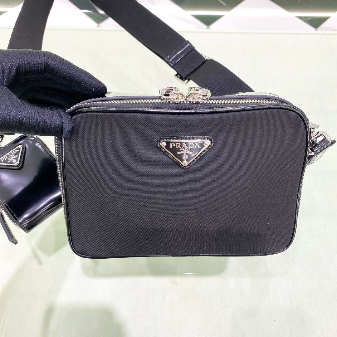 💰1120✨New first launch✨2VH070 men's new Brique camera📷bag. The trendy representative among p-camera bags📷. Nylon with bright leather. Equipped with a detachable shoulder strap and a versatile small bag. The main compartment is zippered and equipped with internal pockets. Unique design, fashion leader and outstanding temperament. Size: 19*12.5*5.5cm black