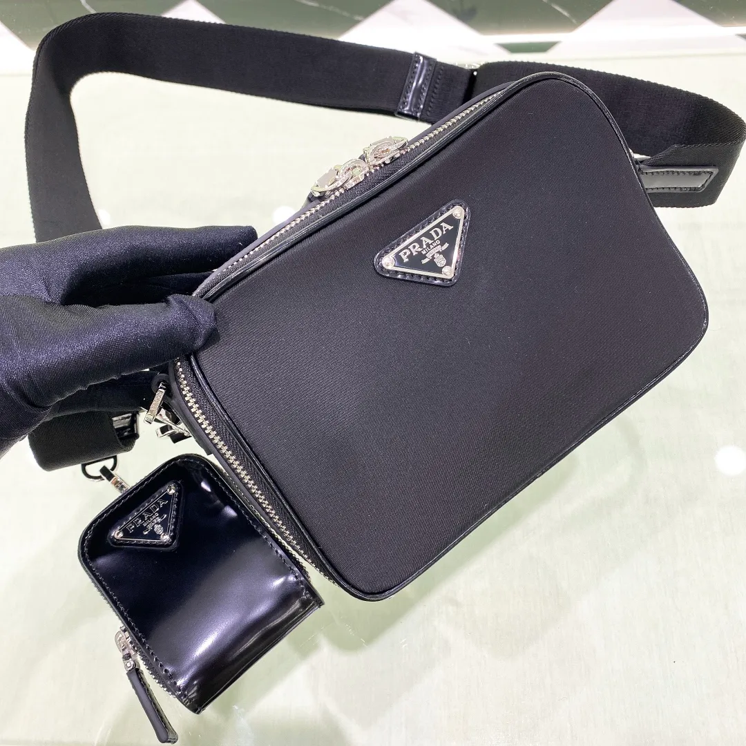 💰1120✨New first launch✨2VH070 men's new Brique camera📷bag. The trendy representative among p-camera bags📷. Nylon with bright leather. Equipped with a detachable shoulder strap and a versatile small bag. The main compartment is zippered and equipped with internal pockets. Unique design, fashion leader and outstanding temperament. Size: 19*12.5*5.5cm black
