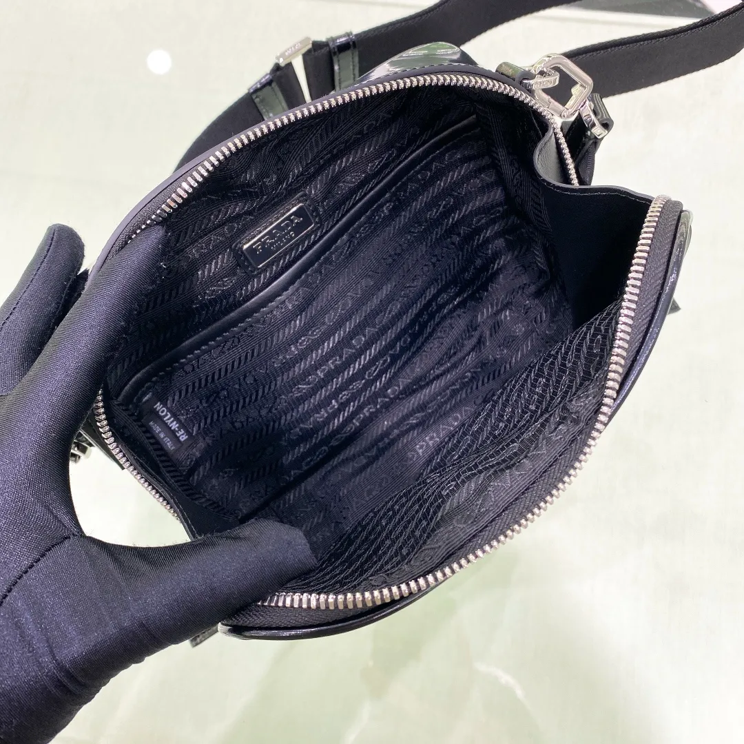 💰1120✨New first launch✨2VH070 men's new Brique camera📷bag. The trendy representative among p-camera bags📷. Nylon with bright leather. Equipped with a detachable shoulder strap and a versatile small bag. The main compartment is zippered and equipped with internal pockets. Unique design, fashion leader and outstanding temperament. Size: 19*12.5*5.5cm black