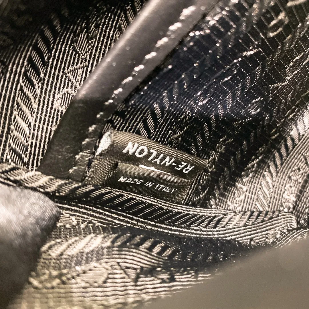 💰1120✨New first launch✨2VH070 men's new Brique camera📷bag. The trendy representative among p-camera bags📷. Nylon with bright leather. Equipped with a detachable shoulder strap and a versatile small bag. The main compartment is zippered and equipped with internal pockets. Unique design, fashion leader and outstanding temperament. Size: 19*12.5*5.5cm black