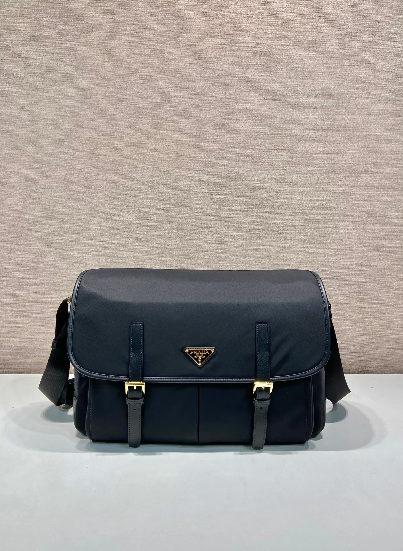 💰1260🎉New messenger bag🎉1BD369🎉🎉 This messenger bag is made of nylon fabric and calfskin, decorated with triangle logo elements, equipped with adjustable fabric shoulder straps, flap zipper opening and closing pockets, and 2 large pockets on the front. The capacity is very large and the upper body effect is very good. Hurry up and get it👏👏Another popular style that will never go out of style🎉🎉 Length 38x height x 27 base 13cm🎉🎉🎉💰💰💰💰