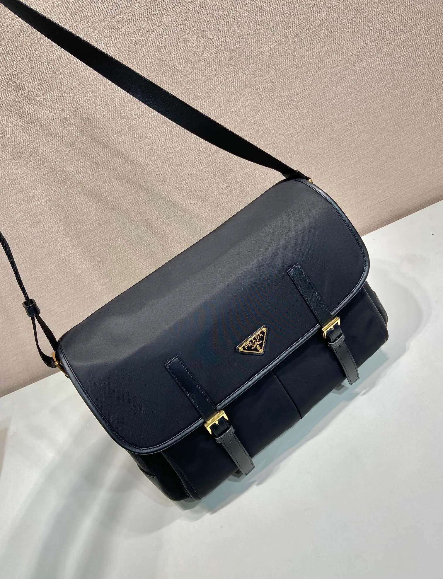 💰1260🎉New messenger bag🎉1BD369🎉🎉 This messenger bag is made of nylon fabric and calfskin, decorated with triangle logo elements, equipped with adjustable fabric shoulder straps, flap zipper opening and closing pockets, and 2 large pockets on the front. The capacity is very large and the upper body effect is very good. Hurry up and get it👏👏Another popular style that will never go out of style🎉🎉 Length 38x height x 27 base 13cm🎉🎉🎉💰💰💰💰