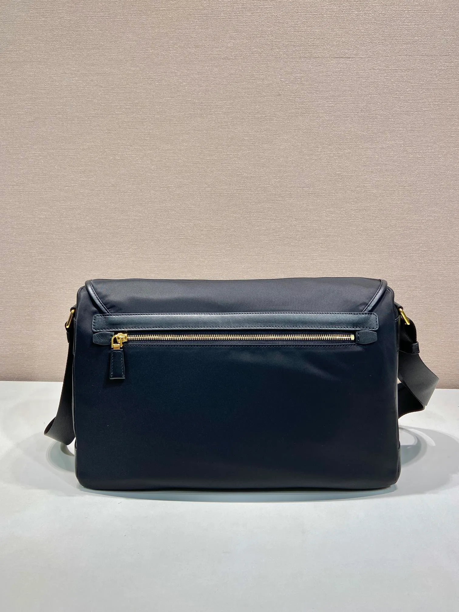 💰1260🎉New messenger bag🎉1BD369🎉🎉 This messenger bag is made of nylon fabric and calfskin, decorated with triangle logo elements, equipped with adjustable fabric shoulder straps, flap zipper opening and closing pockets, and 2 large pockets on the front. The capacity is very large and the upper body effect is very good. Hurry up and get it👏👏Another popular style that will never go out of style🎉🎉 Length 38x height x 27 base 13cm🎉🎉🎉💰💰💰💰