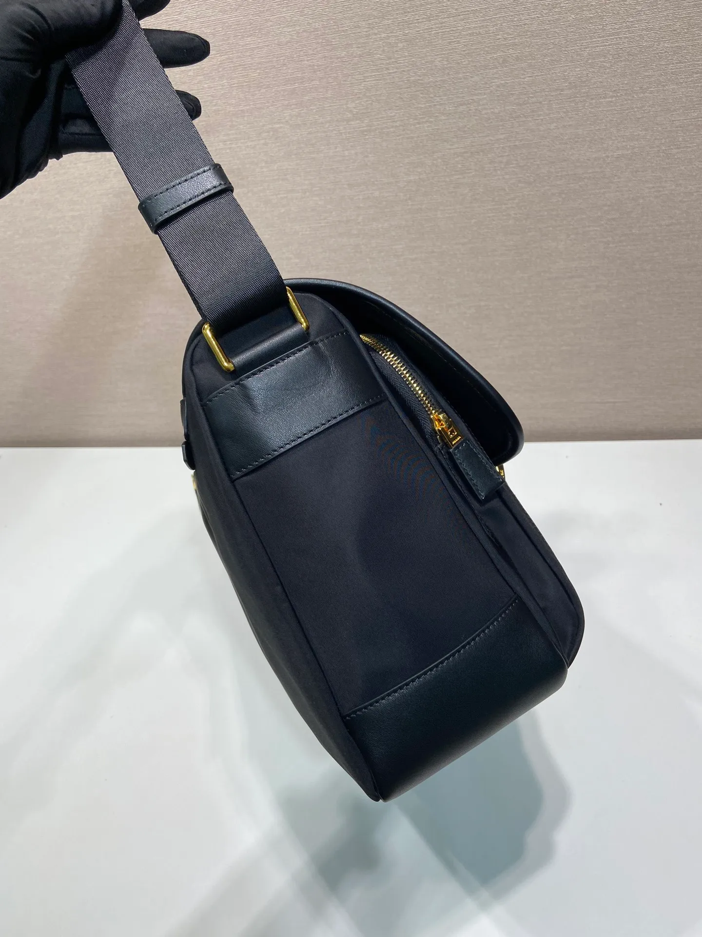 💰1260🎉New messenger bag🎉1BD369🎉🎉 This messenger bag is made of nylon fabric and calfskin, decorated with triangle logo elements, equipped with adjustable fabric shoulder straps, flap zipper opening and closing pockets, and 2 large pockets on the front. The capacity is very large and the upper body effect is very good. Hurry up and get it👏👏Another popular style that will never go out of style🎉🎉 Length 38x height x 27 base 13cm🎉🎉🎉💰💰💰💰