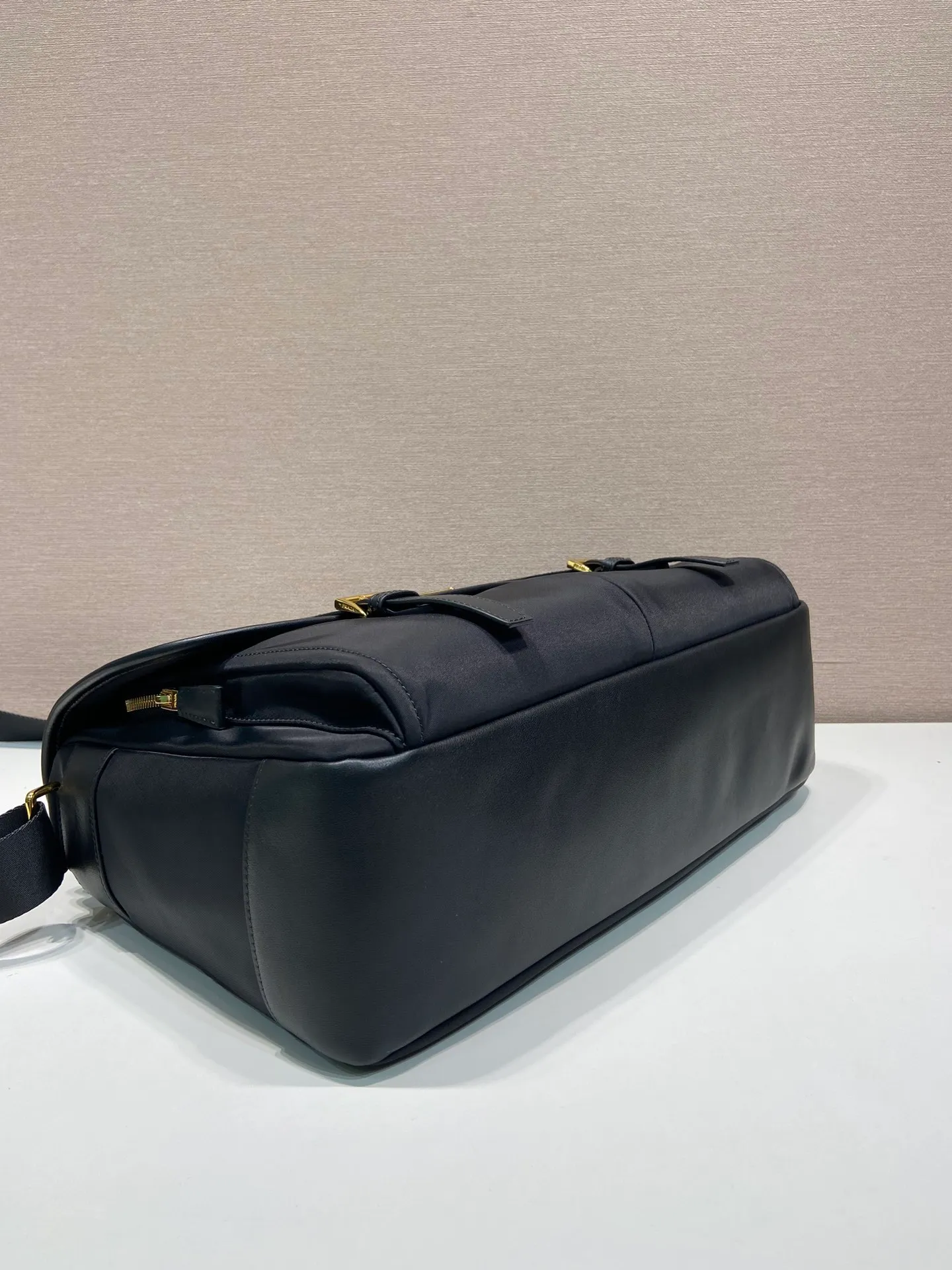💰1260🎉New messenger bag🎉1BD369🎉🎉 This messenger bag is made of nylon fabric and calfskin, decorated with triangle logo elements, equipped with adjustable fabric shoulder straps, flap zipper opening and closing pockets, and 2 large pockets on the front. The capacity is very large and the upper body effect is very good. Hurry up and get it👏👏Another popular style that will never go out of style🎉🎉 Length 38x height x 27 base 13cm🎉🎉🎉💰💰💰💰