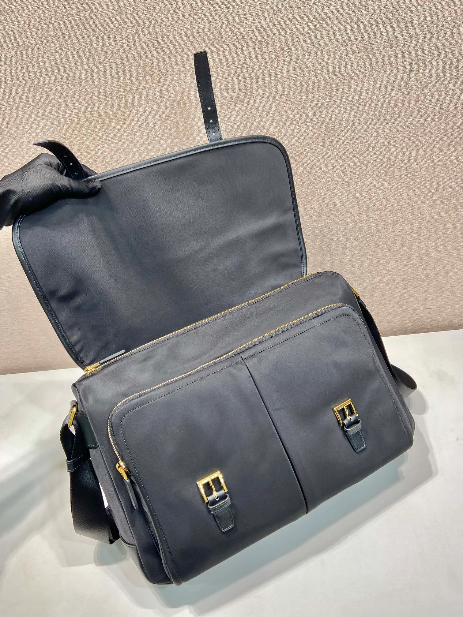 💰1260🎉New messenger bag🎉1BD369🎉🎉 This messenger bag is made of nylon fabric and calfskin, decorated with triangle logo elements, equipped with adjustable fabric shoulder straps, flap zipper opening and closing pockets, and 2 large pockets on the front. The capacity is very large and the upper body effect is very good. Hurry up and get it👏👏Another popular style that will never go out of style🎉🎉 Length 38x height x 27 base 13cm🎉🎉🎉💰💰💰💰