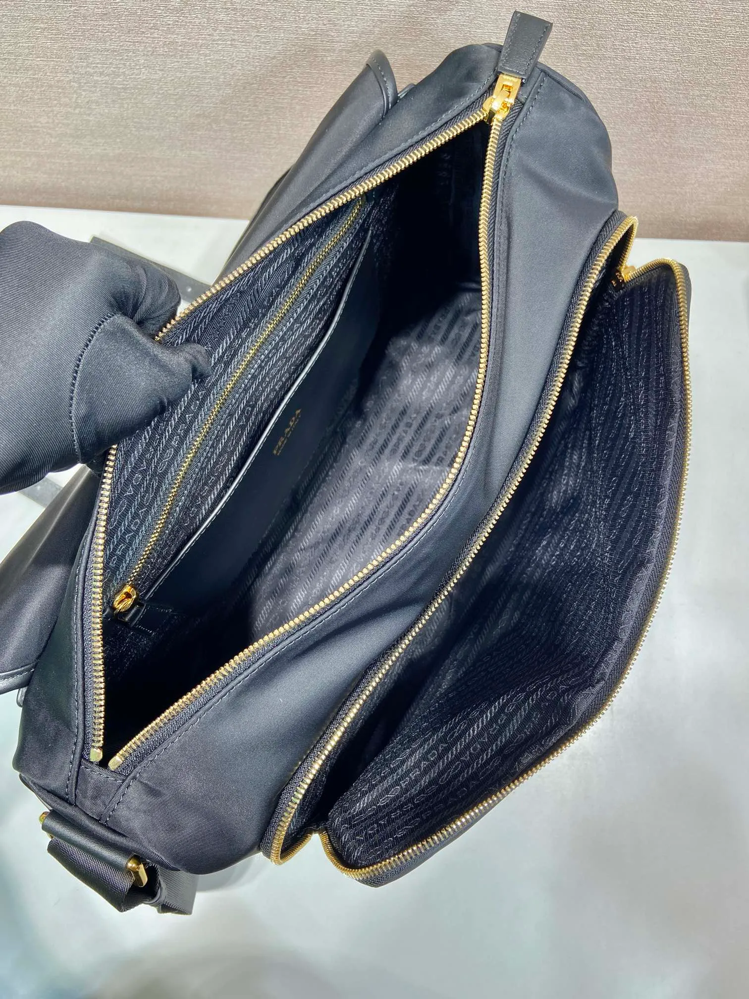 💰1260🎉New messenger bag🎉1BD369🎉🎉 This messenger bag is made of nylon fabric and calfskin, decorated with triangle logo elements, equipped with adjustable fabric shoulder straps, flap zipper opening and closing pockets, and 2 large pockets on the front. The capacity is very large and the upper body effect is very good. Hurry up and get it👏👏Another popular style that will never go out of style🎉🎉 Length 38x height x 27 base 13cm🎉🎉🎉💰💰💰💰