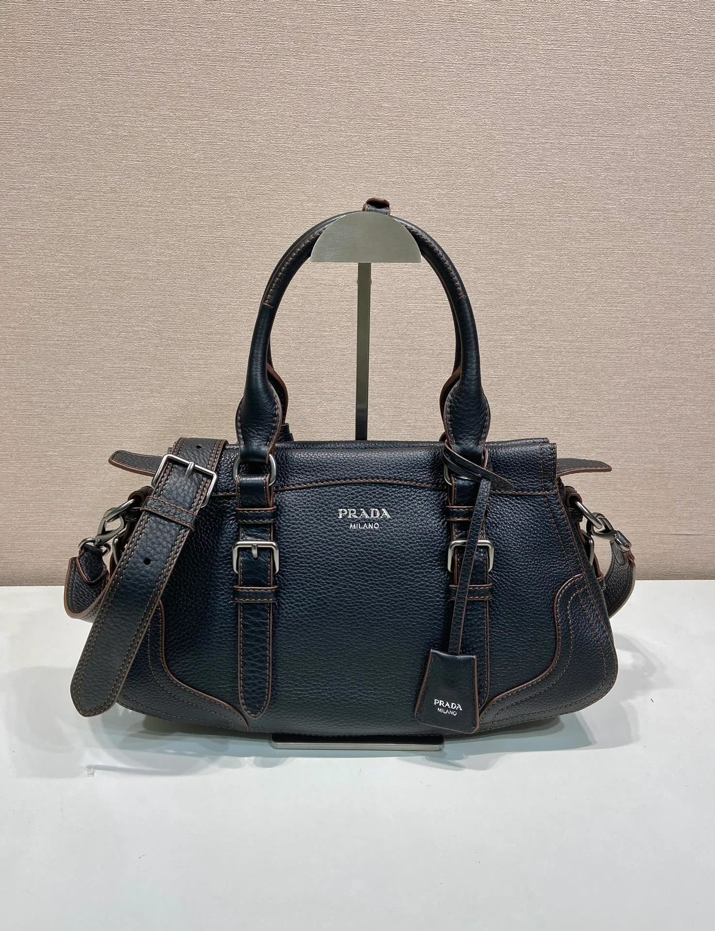 🎉New🎉1BG604🎉🎉 This simple, versatile style is made from richly textured irregular-grain leather and comes with a detachable shoulder strap, allowing the accessory to be worn in different ways. Leather handles, detachable key ring, embossed logo on the front, zipper closure, logo-printed nylon lining, two pockets, one of which is zippered, large capacity and can be carried by hand/crossbody/shoulder. Hurry up and get it, it’s another popular style that will never go out of style🎉🎉 Length 35x Height 22x Bottom 11cm🎉🎉🎉💰💰💰