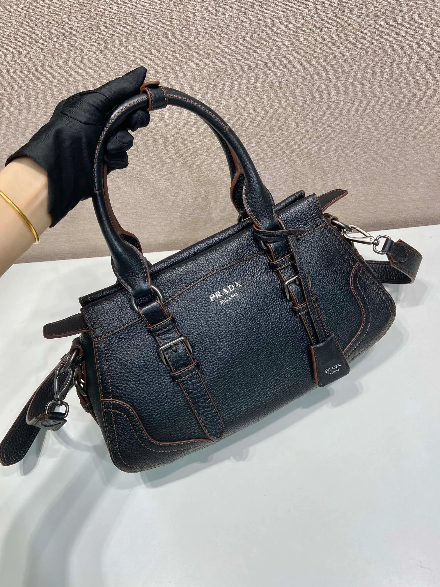 🎉New🎉1BG604🎉🎉 This simple, versatile style is made from richly textured irregular-grain leather and comes with a detachable shoulder strap, allowing the accessory to be worn in different ways. Leather handles, detachable key ring, embossed logo on the front, zipper closure, logo-printed nylon lining, two pockets, one of which is zippered, large capacity and can be carried by hand/crossbody/shoulder. Hurry up and get it, it’s another popular style that will never go out of style🎉🎉 Length 35x Height 22x Bottom 11cm🎉🎉🎉💰💰💰