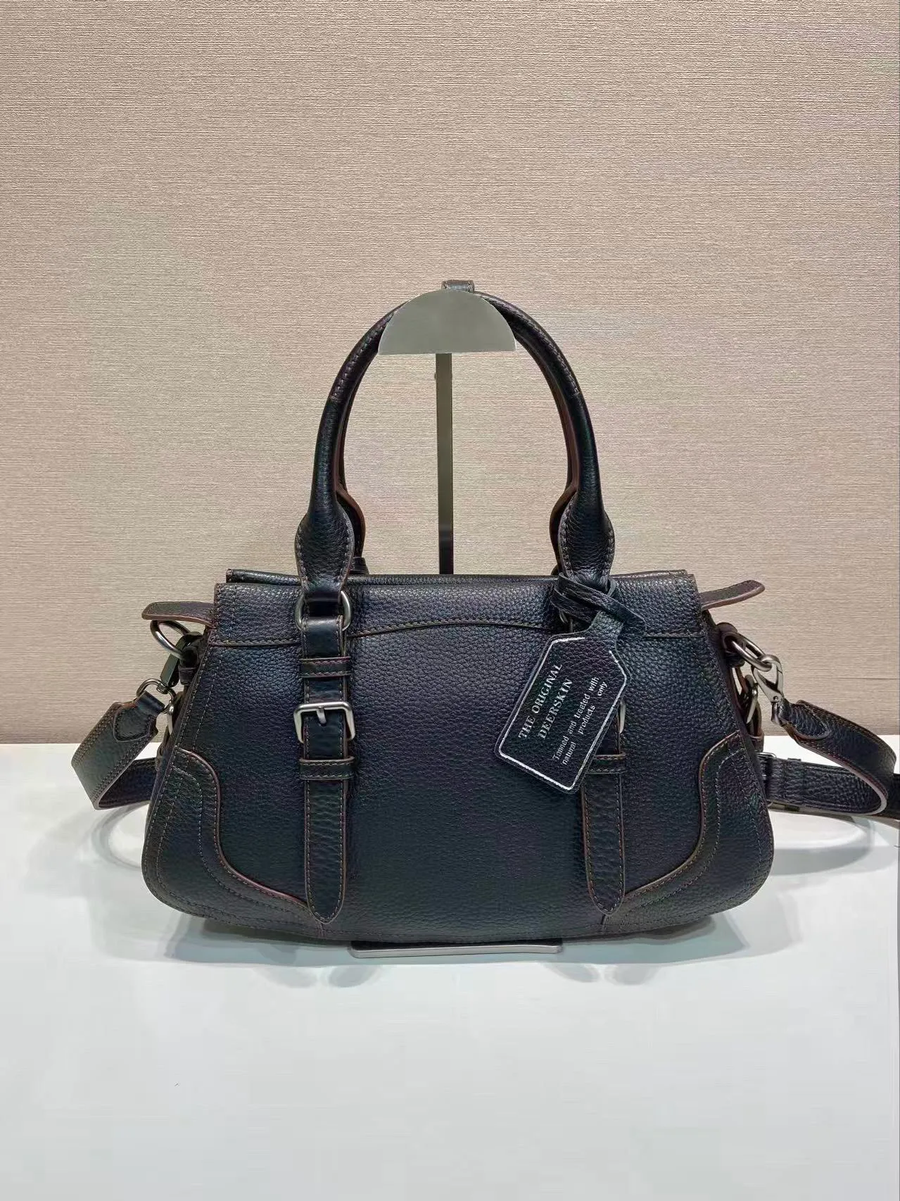 🎉New🎉1BG604🎉🎉 This simple, versatile style is made from richly textured irregular-grain leather and comes with a detachable shoulder strap, allowing the accessory to be worn in different ways. Leather handles, detachable key ring, embossed logo on the front, zipper closure, logo-printed nylon lining, two pockets, one of which is zippered, large capacity and can be carried by hand/crossbody/shoulder. Hurry up and get it, it’s another popular style that will never go out of style🎉🎉 Length 35x Height 22x Bottom 11cm🎉🎉🎉💰💰💰