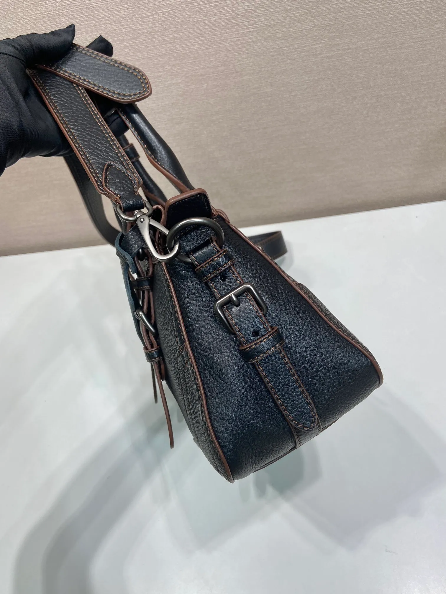 🎉New🎉1BG604🎉🎉 This simple, versatile style is made from richly textured irregular-grain leather and comes with a detachable shoulder strap, allowing the accessory to be worn in different ways. Leather handles, detachable key ring, embossed logo on the front, zipper closure, logo-printed nylon lining, two pockets, one of which is zippered, large capacity and can be carried by hand/crossbody/shoulder. Hurry up and get it, it’s another popular style that will never go out of style🎉🎉 Length 35x Height 22x Bottom 11cm🎉🎉🎉💰💰💰