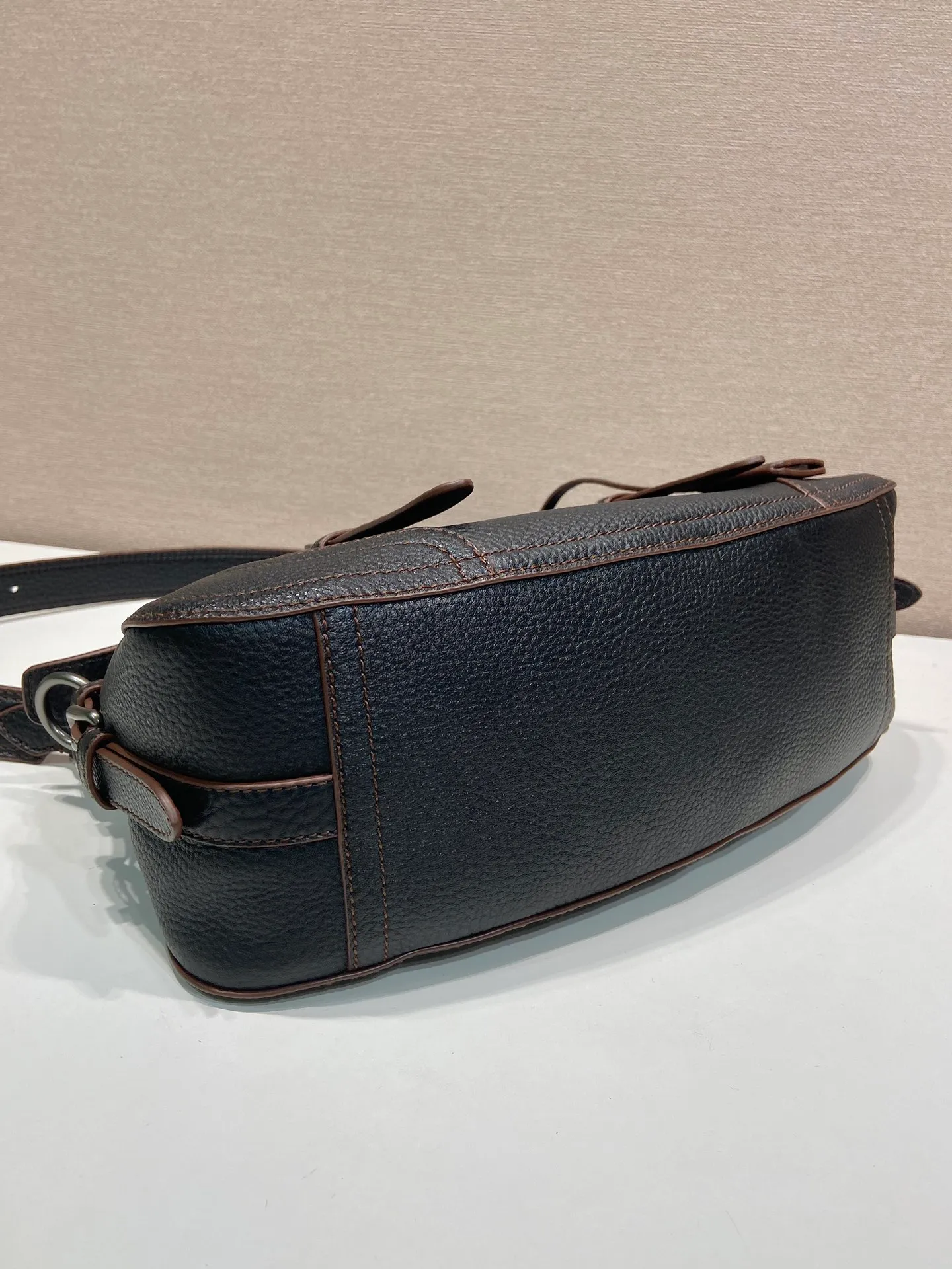 🎉New🎉1BG604🎉🎉 This simple, versatile style is made from richly textured irregular-grain leather and comes with a detachable shoulder strap, allowing the accessory to be worn in different ways. Leather handles, detachable key ring, embossed logo on the front, zipper closure, logo-printed nylon lining, two pockets, one of which is zippered, large capacity and can be carried by hand/crossbody/shoulder. Hurry up and get it, it’s another popular style that will never go out of style🎉🎉 Length 35x Height 22x Bottom 11cm🎉🎉🎉💰💰💰