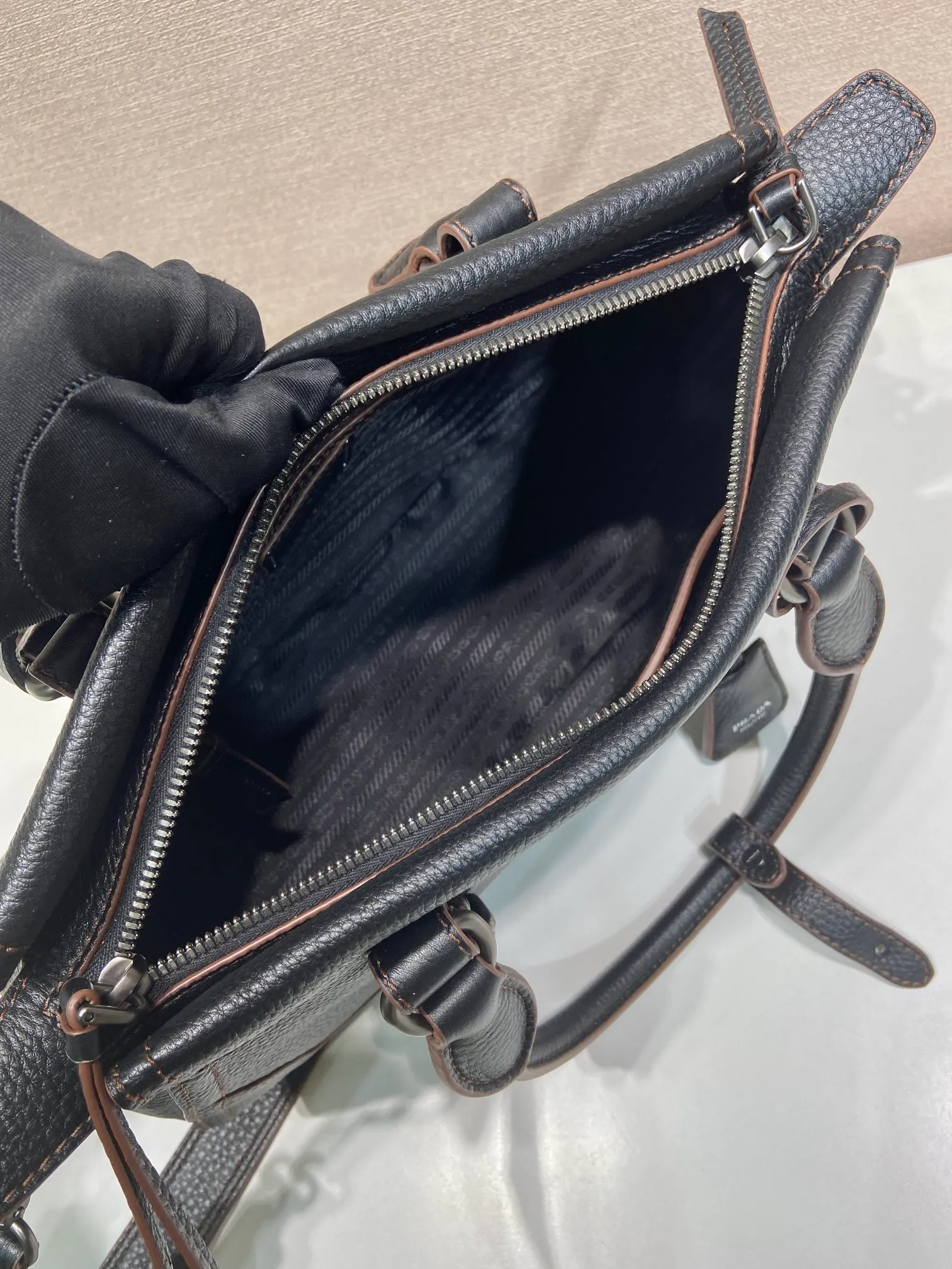 🎉New🎉1BG604🎉🎉 This simple, versatile style is made from richly textured irregular-grain leather and comes with a detachable shoulder strap, allowing the accessory to be worn in different ways. Leather handles, detachable key ring, embossed logo on the front, zipper closure, logo-printed nylon lining, two pockets, one of which is zippered, large capacity and can be carried by hand/crossbody/shoulder. Hurry up and get it, it’s another popular style that will never go out of style🎉🎉 Length 35x Height 22x Bottom 11cm🎉🎉🎉💰💰💰