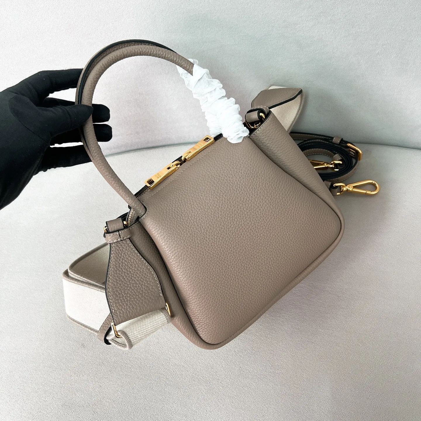 💰1760 ✨New product debut✨2025 new mini pebbled handbag/shoulder bag 1BA362 is made of soft textured pebbled calfskin. The bag has a rounded and soft silhouette. It is equipped with double handles and is decorated with a gold metal logo. Multifunctional detachable embroidered shoulder strap and leather shoulder strap. Elegant and outstanding style. Can be carried by hand, shoulder or crossbody. A handbag that perfectly blends classic heritage with contemporary trends. A must-have for fairies. Size 19.5*18*9cm