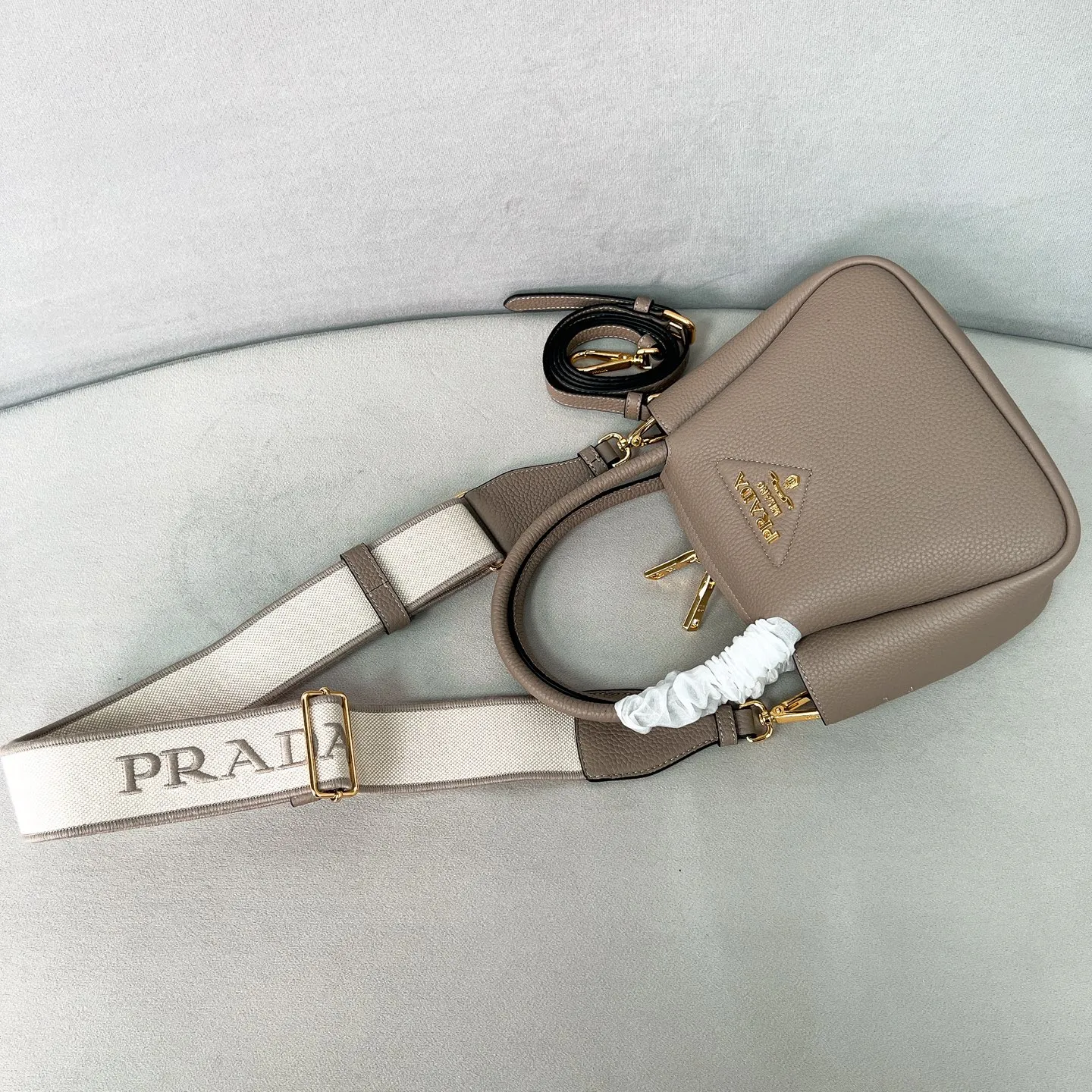 💰1760 ✨New product debut✨2025 new mini pebbled handbag/shoulder bag 1BA362 is made of soft textured pebbled calfskin. The bag has a rounded and soft silhouette. It is equipped with double handles and is decorated with a gold metal logo. Multifunctional detachable embroidered shoulder strap and leather shoulder strap. Elegant and outstanding style. Can be carried by hand, shoulder or crossbody. A handbag that perfectly blends classic heritage with contemporary trends. A must-have for fairies. Size 19.5*18*9cm