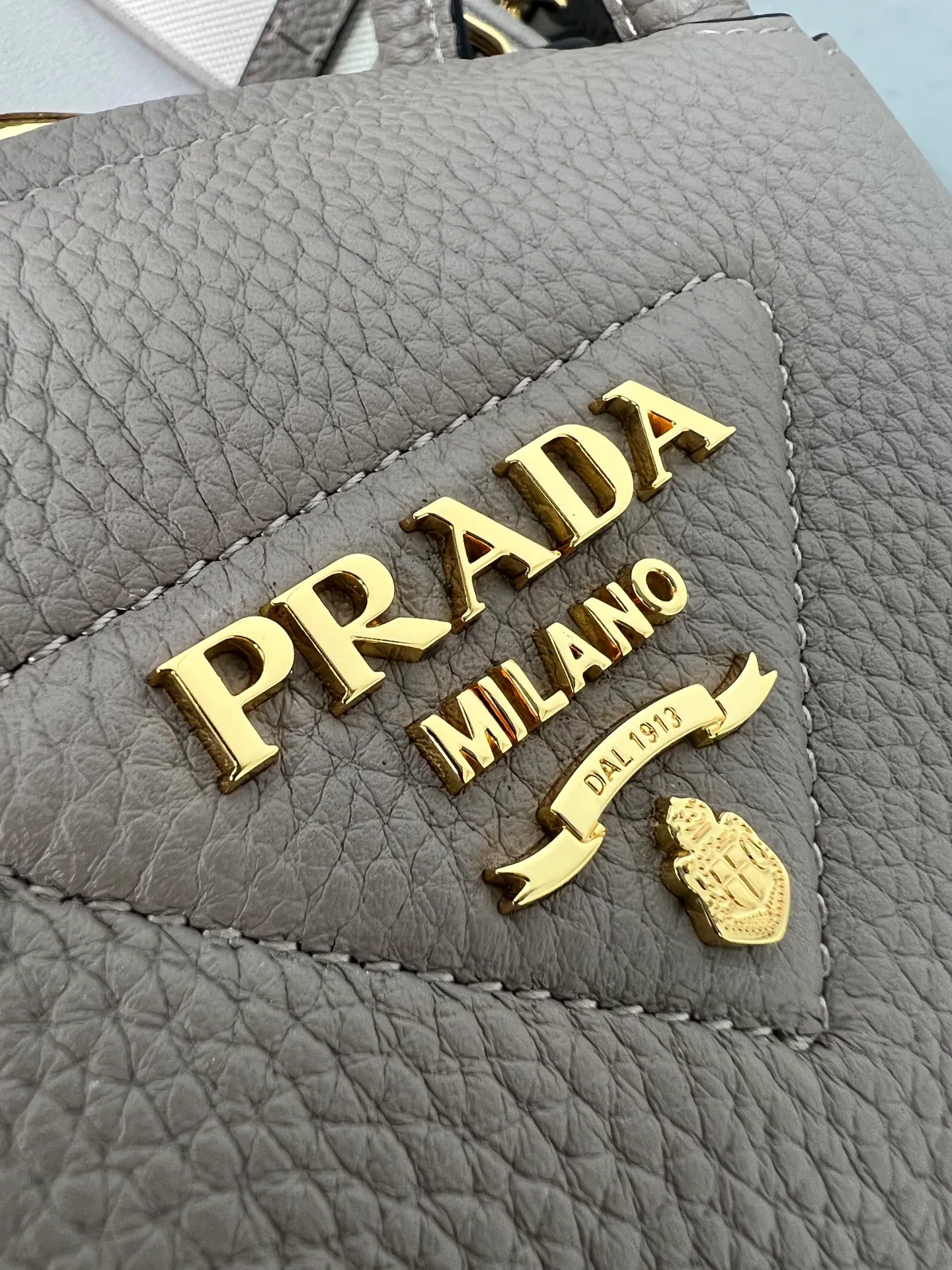 💰1760 ✨New product debut✨2025 new mini pebbled handbag/shoulder bag 1BA362 is made of soft textured pebbled calfskin. The bag has a rounded and soft silhouette. It is equipped with double handles and is decorated with a gold metal logo. Multifunctional detachable embroidered shoulder strap and leather shoulder strap. Elegant and outstanding style. Can be carried by hand, shoulder or crossbody. A handbag that perfectly blends classic heritage with contemporary trends. A must-have for fairies. Size 19.5*18*9cm
