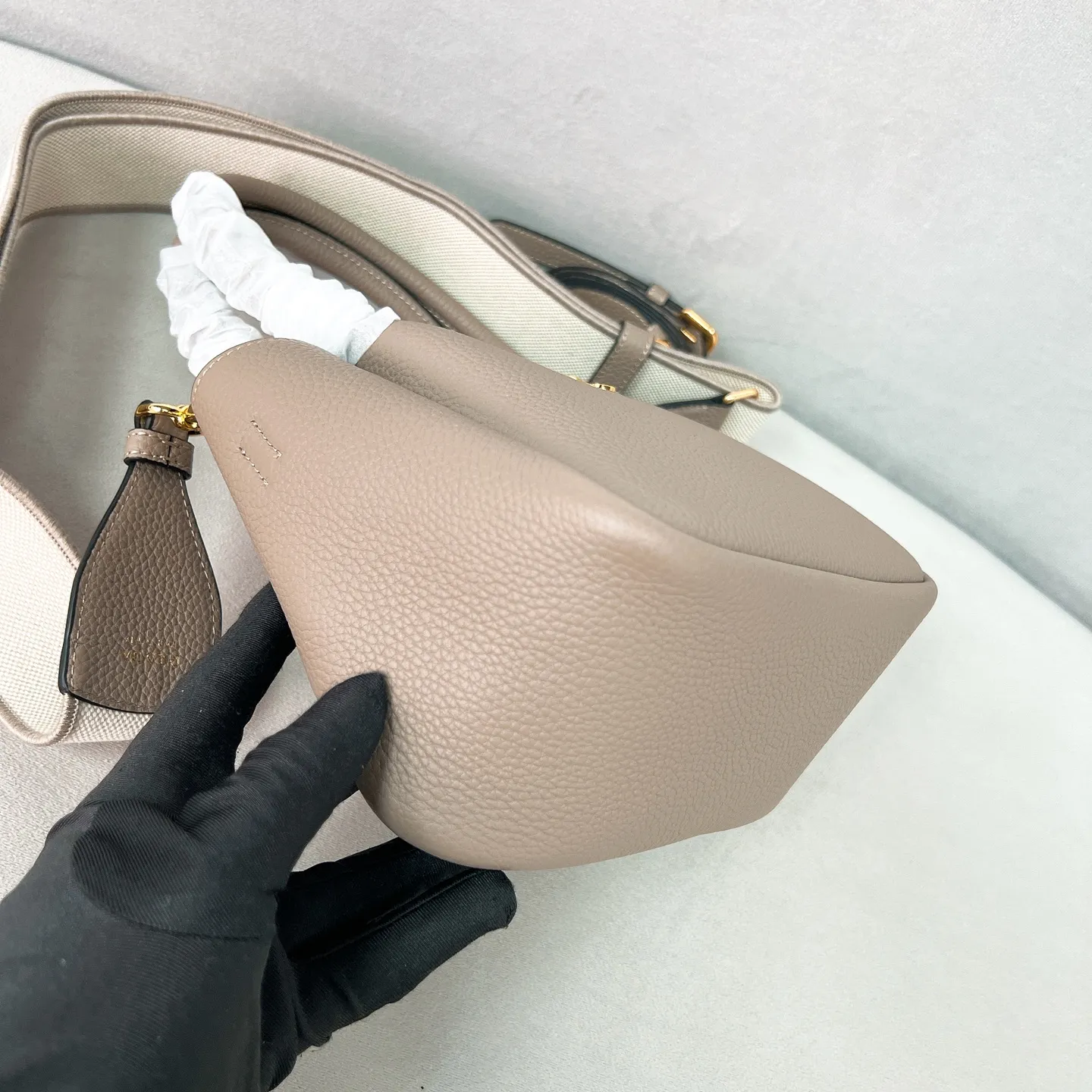 💰1760 ✨New product debut✨2025 new mini pebbled handbag/shoulder bag 1BA362 is made of soft textured pebbled calfskin. The bag has a rounded and soft silhouette. It is equipped with double handles and is decorated with a gold metal logo. Multifunctional detachable embroidered shoulder strap and leather shoulder strap. Elegant and outstanding style. Can be carried by hand, shoulder or crossbody. A handbag that perfectly blends classic heritage with contemporary trends. A must-have for fairies. Size 19.5*18*9cm