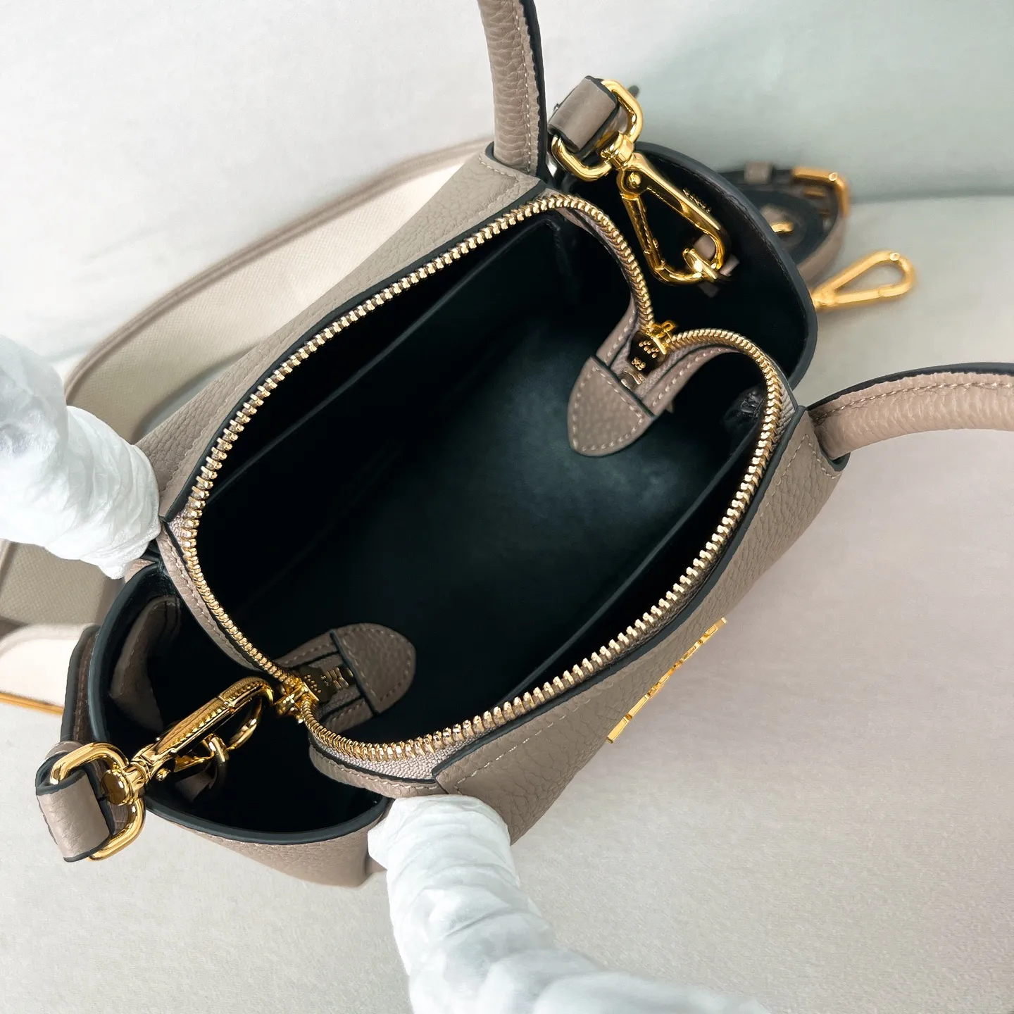 💰1760 ✨New product debut✨2025 new mini pebbled handbag/shoulder bag 1BA362 is made of soft textured pebbled calfskin. The bag has a rounded and soft silhouette. It is equipped with double handles and is decorated with a gold metal logo. Multifunctional detachable embroidered shoulder strap and leather shoulder strap. Elegant and outstanding style. Can be carried by hand, shoulder or crossbody. A handbag that perfectly blends classic heritage with contemporary trends. A must-have for fairies. Size 19.5*18*9cm