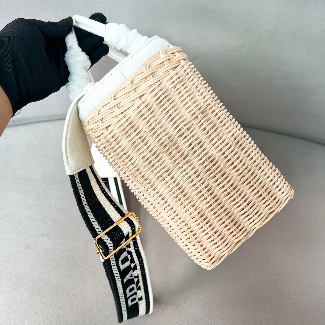 💰1700✨New product launch✨New straw woven vegetable basket 1BG835, great choice for travel and vacation🏖️Handmade with raffia. Light and natural material expresses summer mood. Metal engraved triangle logo on the front. Equipped with exquisite handles and embroidered shoulder straps. Super large capacity and very light weight. It can be carried on the shoulder or shoulder. The new favorite of fashion trendsetters. The perfect details are comparable to brick cabinets. Super 5🌟reviews Size: 26*18*11.5cm