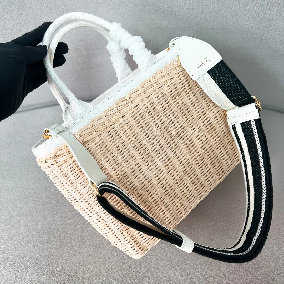 💰1700✨New product launch✨New straw woven vegetable basket 1BG835, great choice for travel and vacation🏖️Handmade with raffia. Light and natural material expresses summer mood. Metal engraved triangle logo on the front. Equipped with exquisite handles and embroidered shoulder straps. Super large capacity and very light weight. It can be carried on the shoulder or shoulder. The new favorite of fashion trendsetters. The perfect details are comparable to brick cabinets. Super 5🌟reviews Size: 26*18*11.5cm
