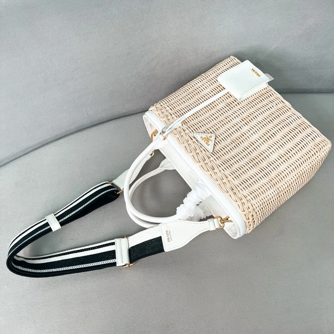 💰1700✨New product launch✨New straw woven vegetable basket 1BG835, great choice for travel and vacation🏖️Handmade with raffia. Light and natural material expresses summer mood. Metal engraved triangle logo on the front. Equipped with exquisite handles and embroidered shoulder straps. Super large capacity and very light weight. It can be carried on the shoulder or shoulder. The new favorite of fashion trendsetters. The perfect details are comparable to brick cabinets. Super 5🌟reviews Size: 26*18*11.5cm