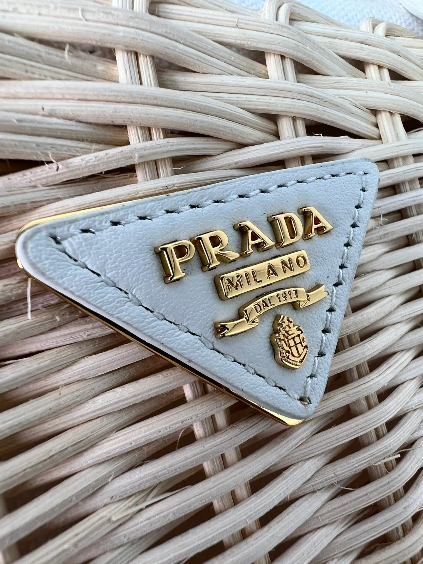 💰1700✨New product launch✨New straw woven vegetable basket 1BG835, great choice for travel and vacation🏖️Handmade with raffia. Light and natural material expresses summer mood. Metal engraved triangle logo on the front. Equipped with exquisite handles and embroidered shoulder straps. Super large capacity and very light weight. It can be carried on the shoulder or shoulder. The new favorite of fashion trendsetters. The perfect details are comparable to brick cabinets. Super 5🌟reviews Size: 26*18*11.5cm