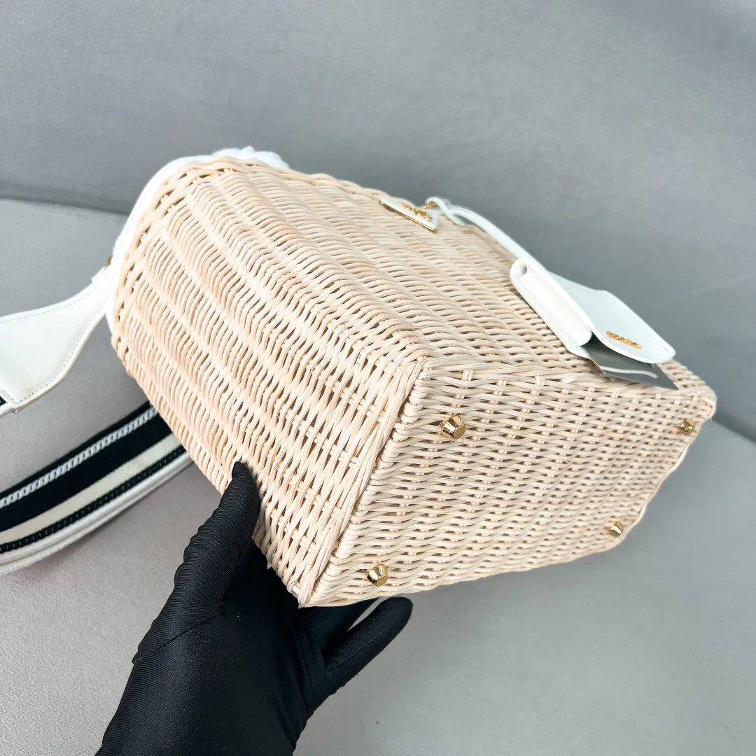 💰1700✨New product launch✨New straw woven vegetable basket 1BG835, great choice for travel and vacation🏖️Handmade with raffia. Light and natural material expresses summer mood. Metal engraved triangle logo on the front. Equipped with exquisite handles and embroidered shoulder straps. Super large capacity and very light weight. It can be carried on the shoulder or shoulder. The new favorite of fashion trendsetters. The perfect details are comparable to brick cabinets. Super 5🌟reviews Size: 26*18*11.5cm