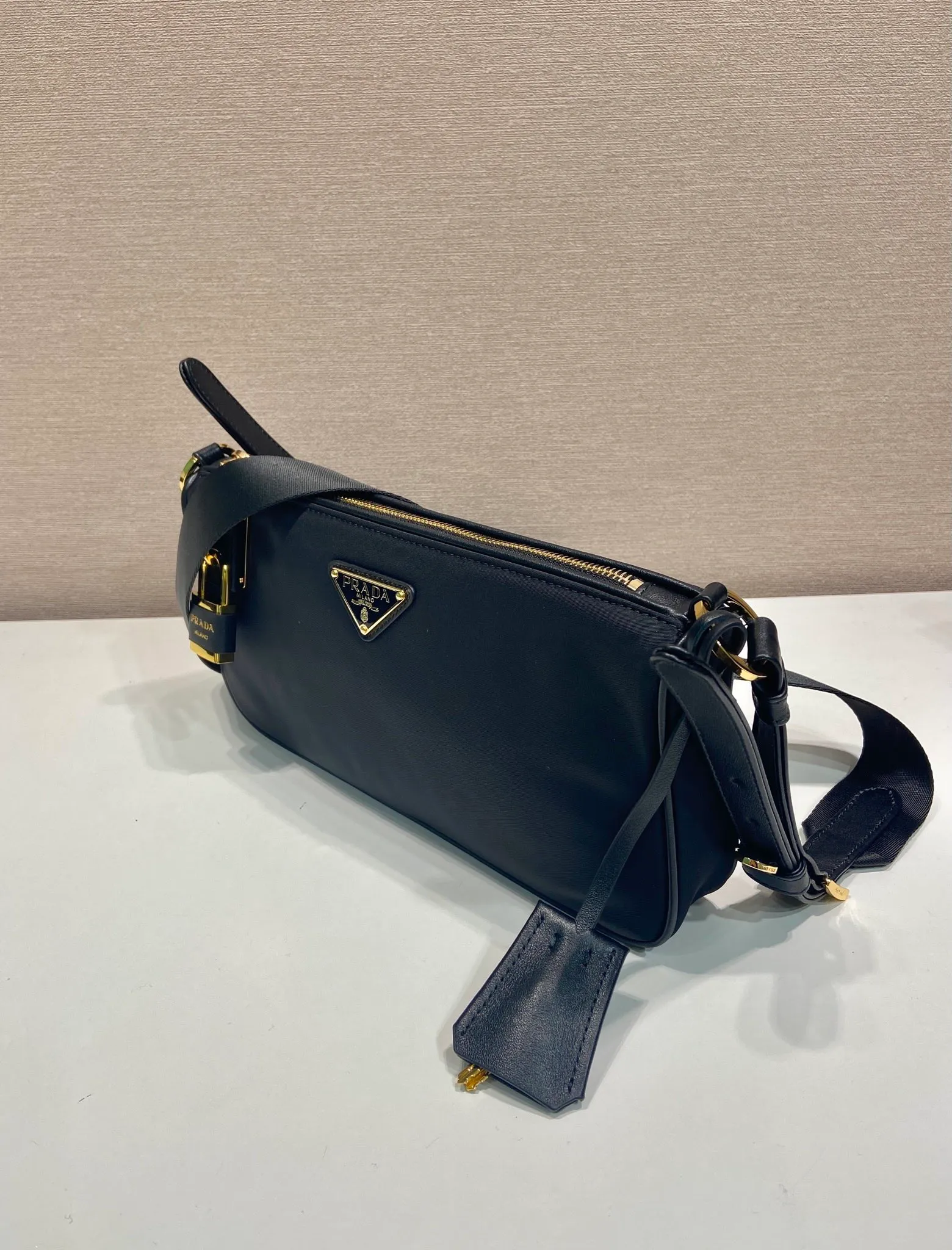 💰1020🎉New crossbody bag 🎉1BC234 lock bag🎉🎉 This exquisite handbag has a delicate shape and is made of regenerated nylon and decorated with leather details, highlighting the essence of the brand. Gold-toned metal hardware and an elegant lock closure complete the stylish and versatile design. My favorite padlock opening and closing😘Babies, hurry up and get it🎉🎉Length 27xH 13 bottom 4cm🎉🎉🎉💰💰💰