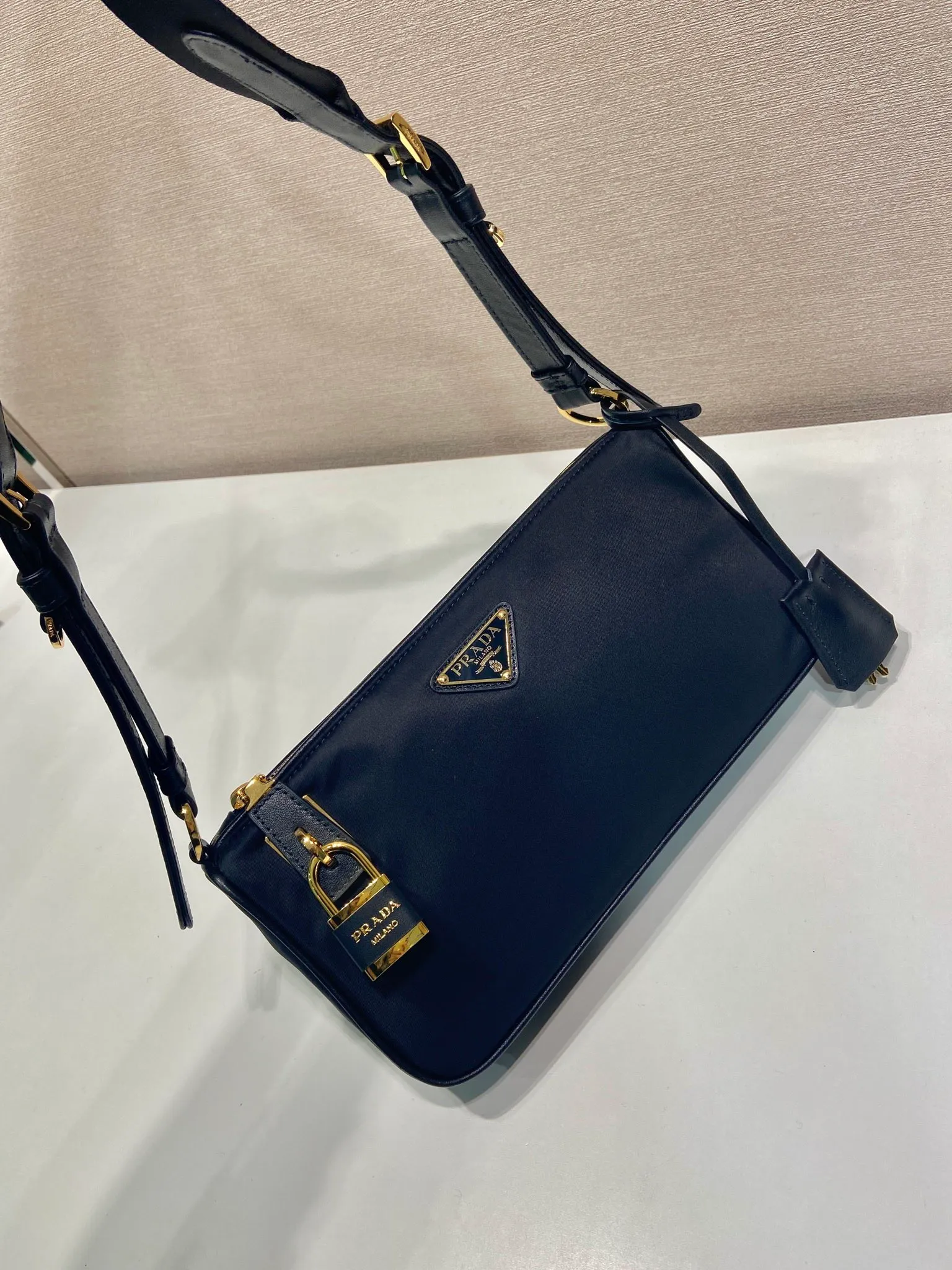 💰1020🎉New crossbody bag 🎉1BC234 lock bag🎉🎉 This exquisite handbag has a delicate shape and is made of regenerated nylon and decorated with leather details, highlighting the essence of the brand. Gold-toned metal hardware and an elegant lock closure complete the stylish and versatile design. My favorite padlock opening and closing😘Babies, hurry up and get it🎉🎉Length 27xH 13 bottom 4cm🎉🎉🎉💰💰💰