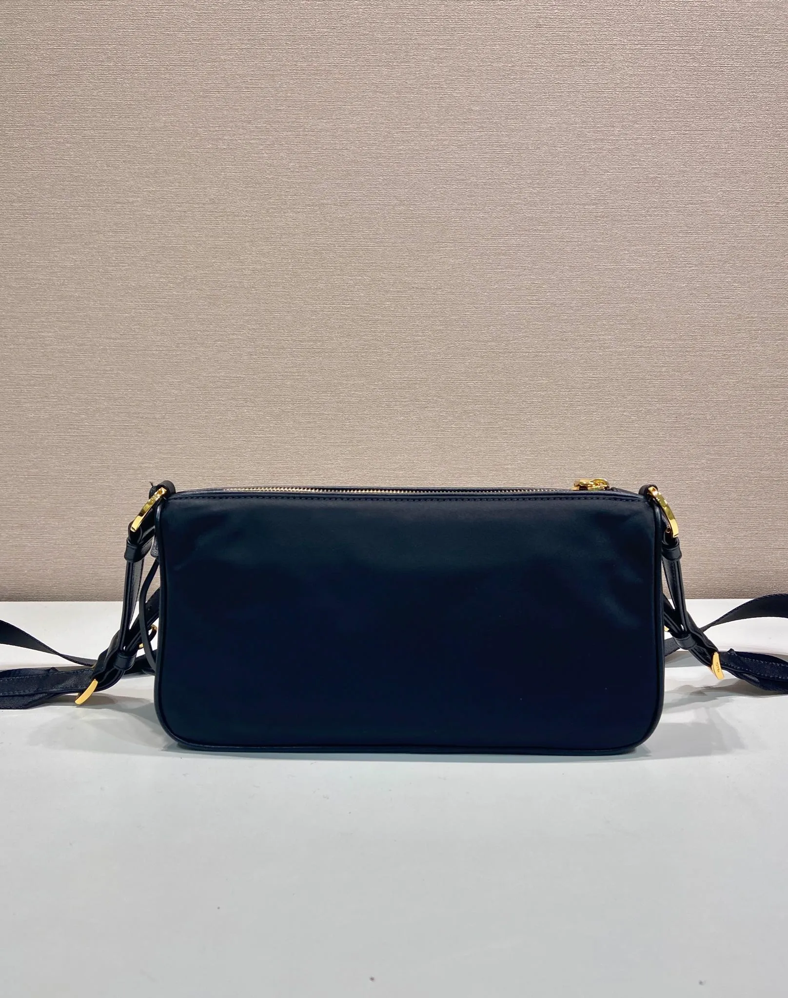💰1020🎉New crossbody bag 🎉1BC234 lock bag🎉🎉 This exquisite handbag has a delicate shape and is made of regenerated nylon and decorated with leather details, highlighting the essence of the brand. Gold-toned metal hardware and an elegant lock closure complete the stylish and versatile design. My favorite padlock opening and closing😘Babies, hurry up and get it🎉🎉Length 27xH 13 bottom 4cm🎉🎉🎉💰💰💰