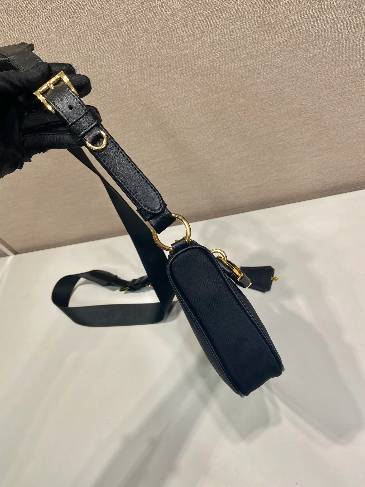 💰1020🎉New crossbody bag 🎉1BC234 lock bag🎉🎉 This exquisite handbag has a delicate shape and is made of regenerated nylon and decorated with leather details, highlighting the essence of the brand. Gold-toned metal hardware and an elegant lock closure complete the stylish and versatile design. My favorite padlock opening and closing😘Babies, hurry up and get it🎉🎉Length 27xH 13 bottom 4cm🎉🎉🎉💰💰💰