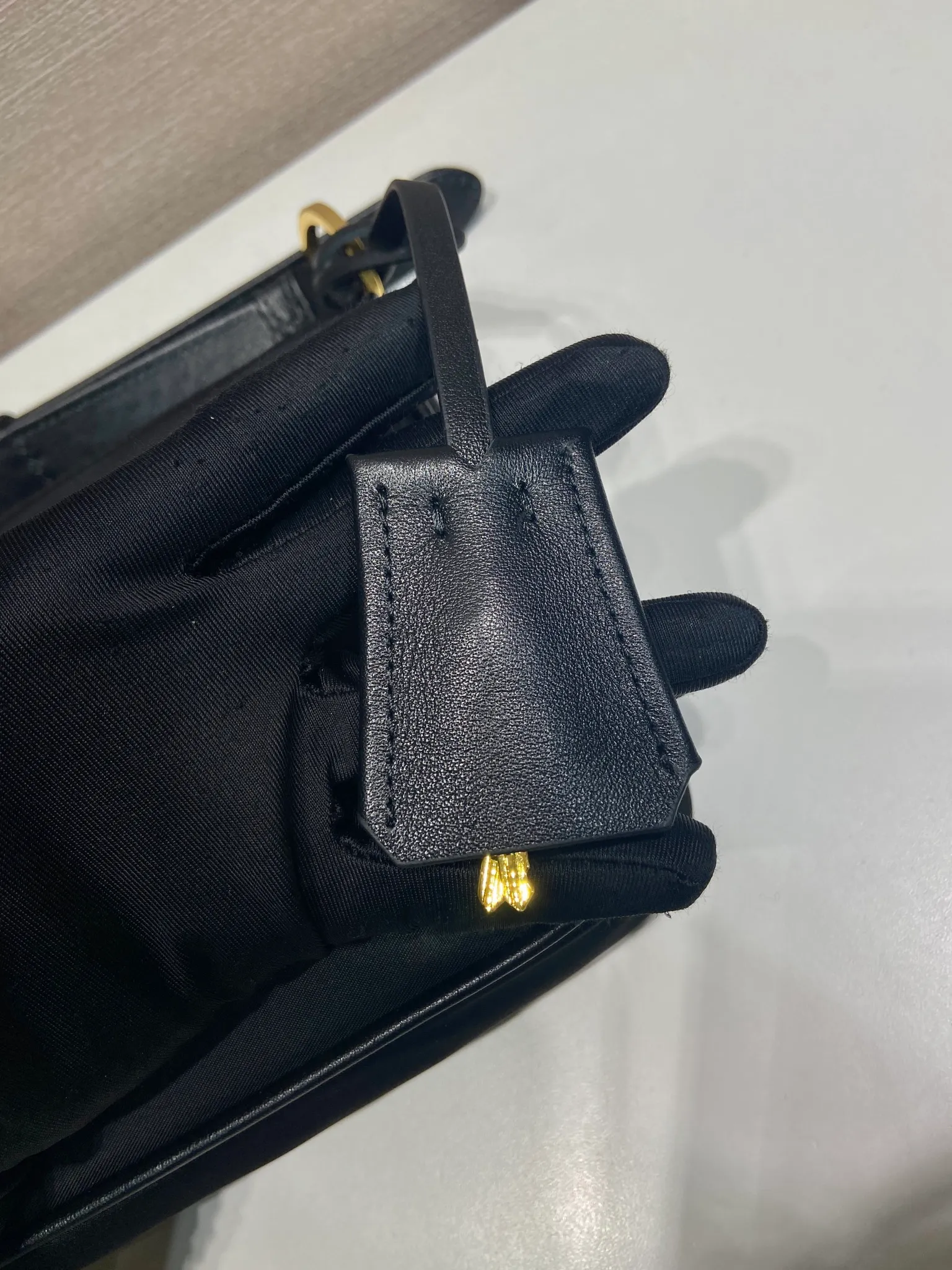 💰1020🎉New crossbody bag 🎉1BC234 lock bag🎉🎉 This exquisite handbag has a delicate shape and is made of regenerated nylon and decorated with leather details, highlighting the essence of the brand. Gold-toned metal hardware and an elegant lock closure complete the stylish and versatile design. My favorite padlock opening and closing😘Babies, hurry up and get it🎉🎉Length 27xH 13 bottom 4cm🎉🎉🎉💰💰💰