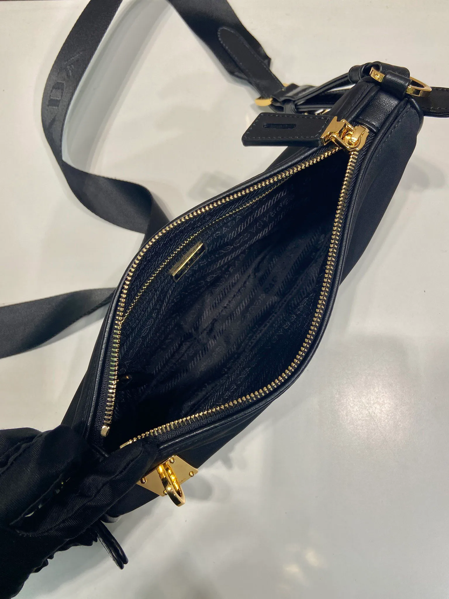 💰1020🎉New crossbody bag 🎉1BC234 lock bag🎉🎉 This exquisite handbag has a delicate shape and is made of regenerated nylon and decorated with leather details, highlighting the essence of the brand. Gold-toned metal hardware and an elegant lock closure complete the stylish and versatile design. My favorite padlock opening and closing😘Babies, hurry up and get it🎉🎉Length 27xH 13 bottom 4cm🎉🎉🎉💰💰💰