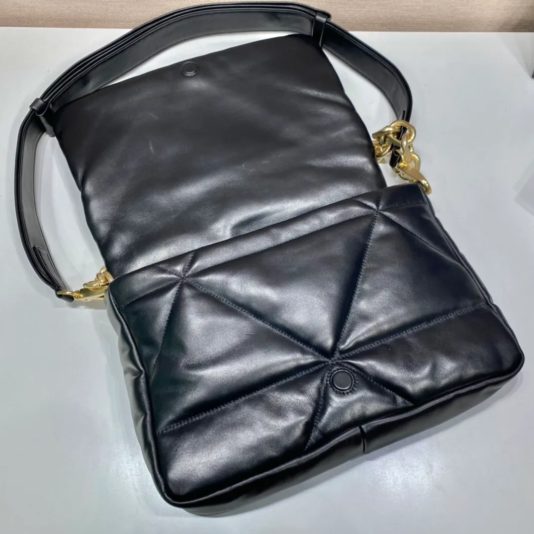 💰1960🎉New pillow bag🎉1BD306 This one is made of imported lambskin, equipped with a detachable retro chain, detachable and adjustable shoulder straps, and has three uses in one bag. Very functional😘😘This season’s quilted plaid design. Reproduced with a softer and more comfortable feel. So beautiful 😘😘 worth having. Hurry up and get it🎉🎉 Length 31x Height 19x Bottom 8.5cm