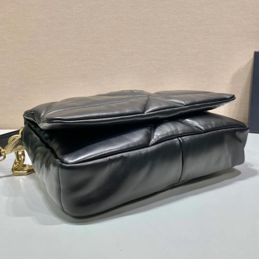 💰1960🎉New pillow bag🎉1BD306 This one is made of imported lambskin, equipped with a detachable retro chain, detachable and adjustable shoulder straps, and has three uses in one bag. Very functional😘😘This season’s quilted plaid design. Reproduced with a softer and more comfortable feel. So beautiful 😘😘 worth having. Hurry up and get it🎉🎉 Length 31x Height 19x Bottom 8.5cm