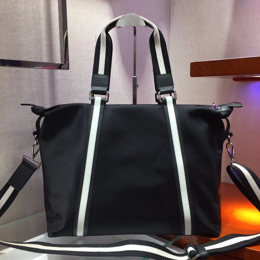 💰920, P Jiachui's most popular men's bag, 2096 black, top quality, made of imported parachute fabric + imported cowhide, top hardware, lightweight + extra large space, usable when traveling far away, never outdated, length 40X height 35X14cm.