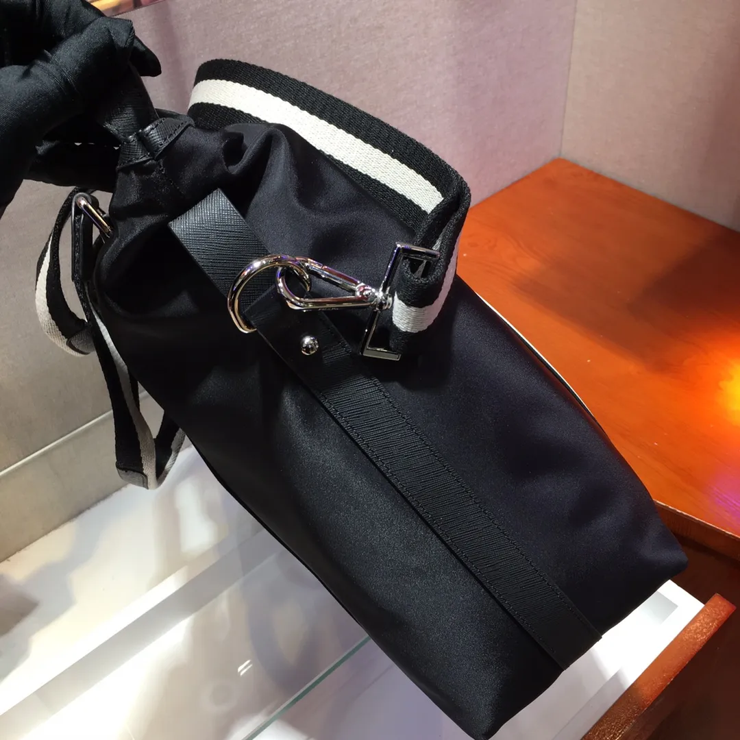 💰920, P Jiachui's most popular men's bag, 2096 black, top quality, made of imported parachute fabric + imported cowhide, top hardware, lightweight + extra large space, usable when traveling far away, never outdated, length 40X height 35X14cm.