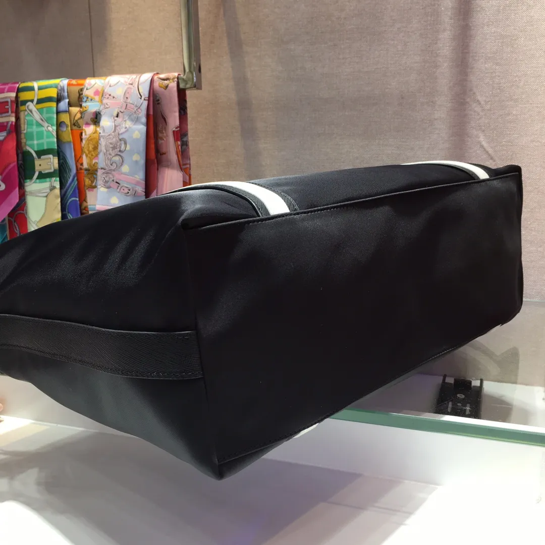 💰920, P Jiachui's most popular men's bag, 2096 black, top quality, made of imported parachute fabric + imported cowhide, top hardware, lightweight + extra large space, usable when traveling far away, never outdated, length 40X height 35X14cm.