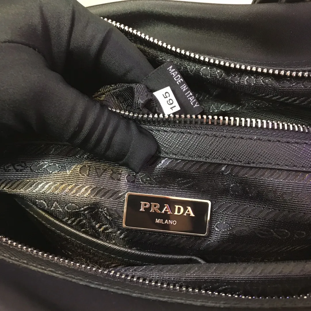 💰920, P Jiachui's most popular men's bag, 2096 black, top quality, made of imported parachute fabric + imported cowhide, top hardware, lightweight + extra large space, usable when traveling far away, never outdated, length 40X height 35X14cm.