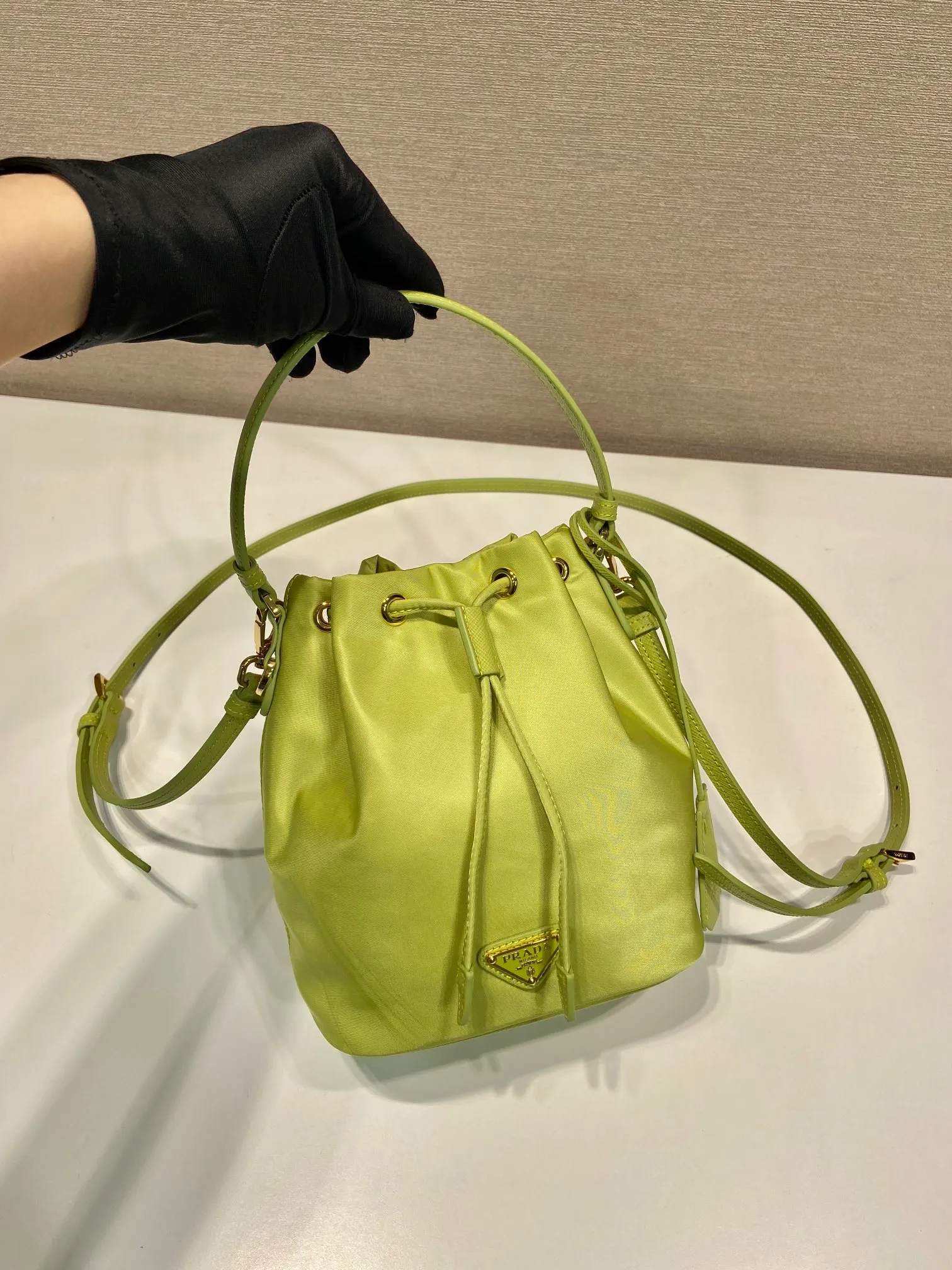 💰760🎉New bucket bag🎉1BE067 upgraded version🎉🎉 This bucket bag is made of imported nylon fabric and top-grade gold hardware, which carries the brand’s original and unique expression of extraordinary beauty. Comes with a detachable and adjustable long leather shoulder strap and leather keychain. Large capacity, light and practical🎉🎉Another popular style that will never go out of style🎉 Length 15.5x Height 19.5x Bottom 10cm
