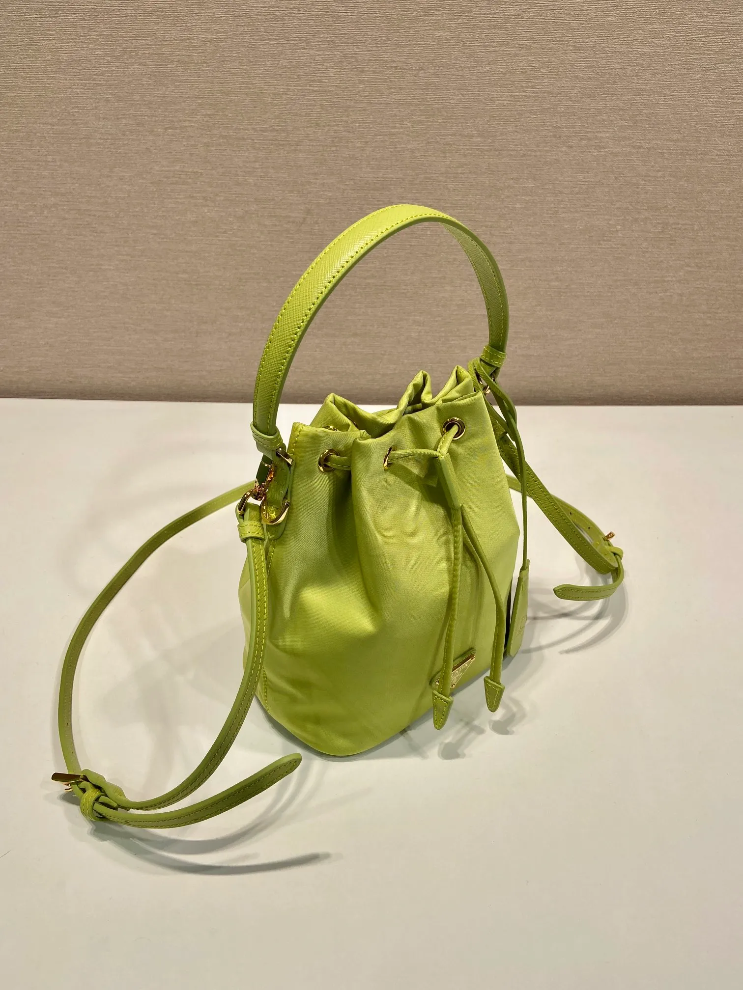 💰760🎉New bucket bag🎉1BE067 upgraded version🎉🎉 This bucket bag is made of imported nylon fabric and top-grade gold hardware, which carries the brand’s original and unique expression of extraordinary beauty. Comes with a detachable and adjustable long leather shoulder strap and leather keychain. Large capacity, light and practical🎉🎉Another popular style that will never go out of style🎉 Length 15.5x Height 19.5x Bottom 10cm