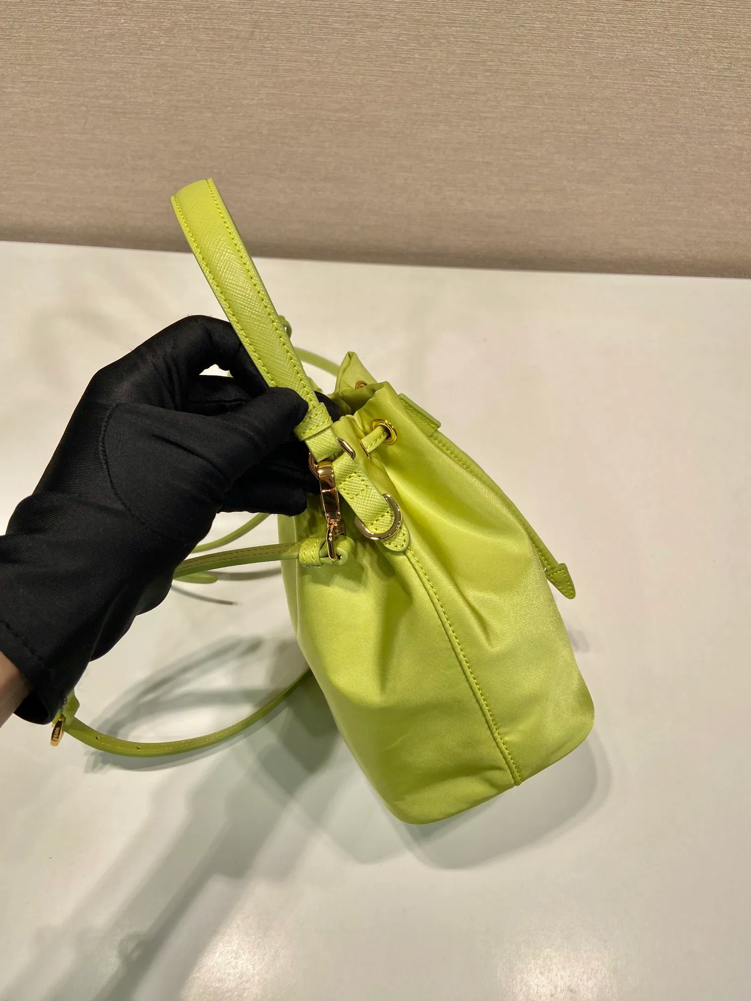💰760🎉New bucket bag🎉1BE067 upgraded version🎉🎉 This bucket bag is made of imported nylon fabric and top-grade gold hardware, which carries the brand’s original and unique expression of extraordinary beauty. Comes with a detachable and adjustable long leather shoulder strap and leather keychain. Large capacity, light and practical🎉🎉Another popular style that will never go out of style🎉 Length 15.5x Height 19.5x Bottom 10cm
