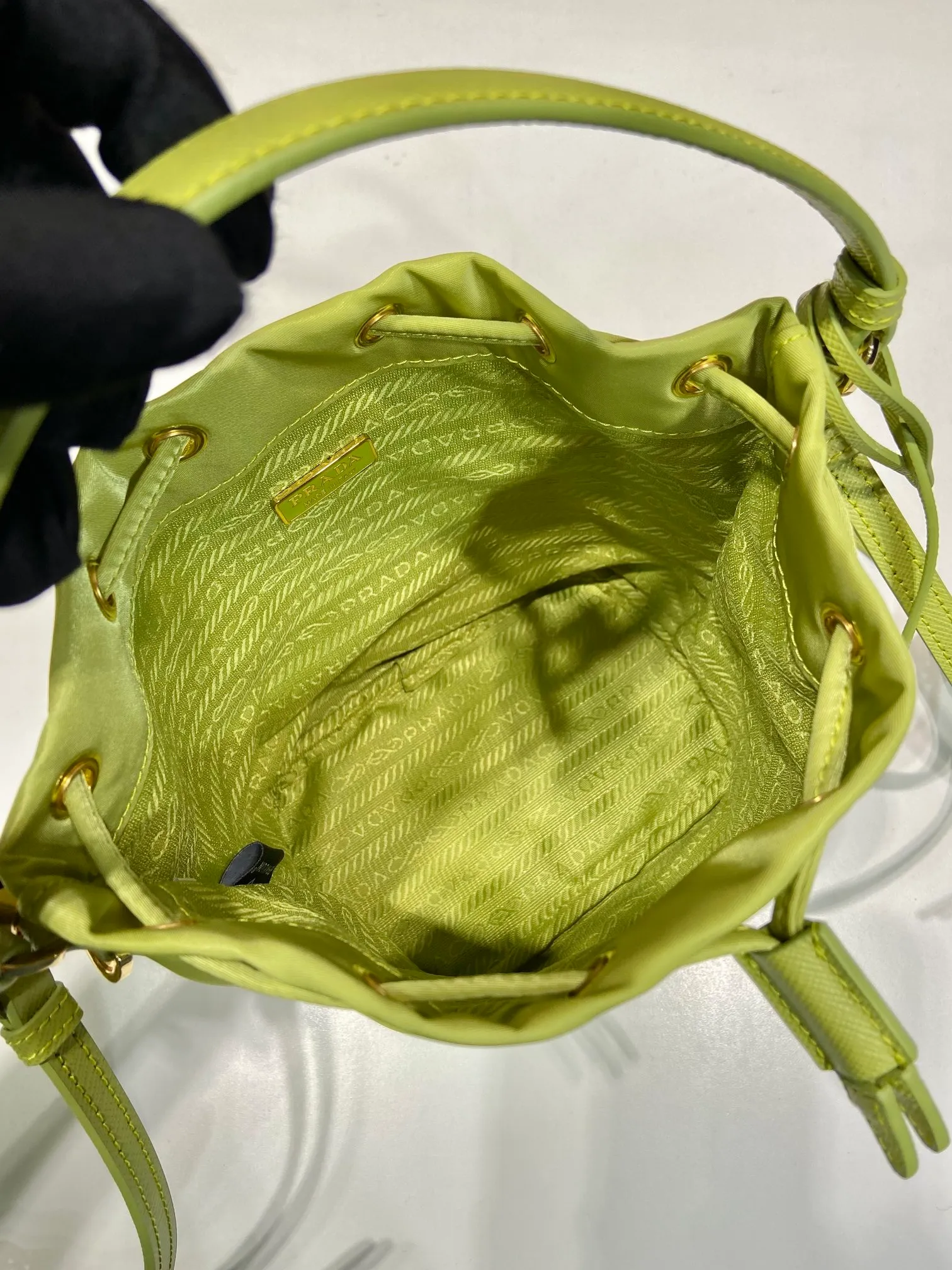 💰760🎉New bucket bag🎉1BE067 upgraded version🎉🎉 This bucket bag is made of imported nylon fabric and top-grade gold hardware, which carries the brand’s original and unique expression of extraordinary beauty. Comes with a detachable and adjustable long leather shoulder strap and leather keychain. Large capacity, light and practical🎉🎉Another popular style that will never go out of style🎉 Length 15.5x Height 19.5x Bottom 10cm