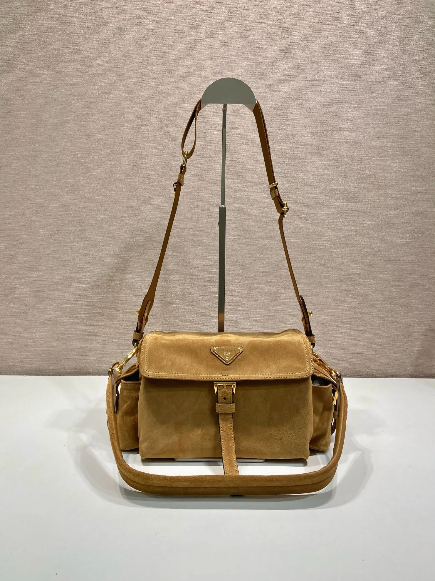 💰1520🎉New messenger bag🎉1BD394 suede leather🎉🎉 This handbag perfectly combines sophistication and functionality. It is made of imported suede leather with a soft outline and multiple pockets. Combining sporty and versatile elements, the lightweight and practical design features an enameled triangle metal logo and leather details. Equipped with 2 detachable shoulder straps, large capacity, perfect, and a popular style that will never go out of style. The large size is suitable for both men and women, so hurry up and get it🎉🎉 Length 30x Height 14x Bottom 10cm🎉🎉🎉💰💰💰