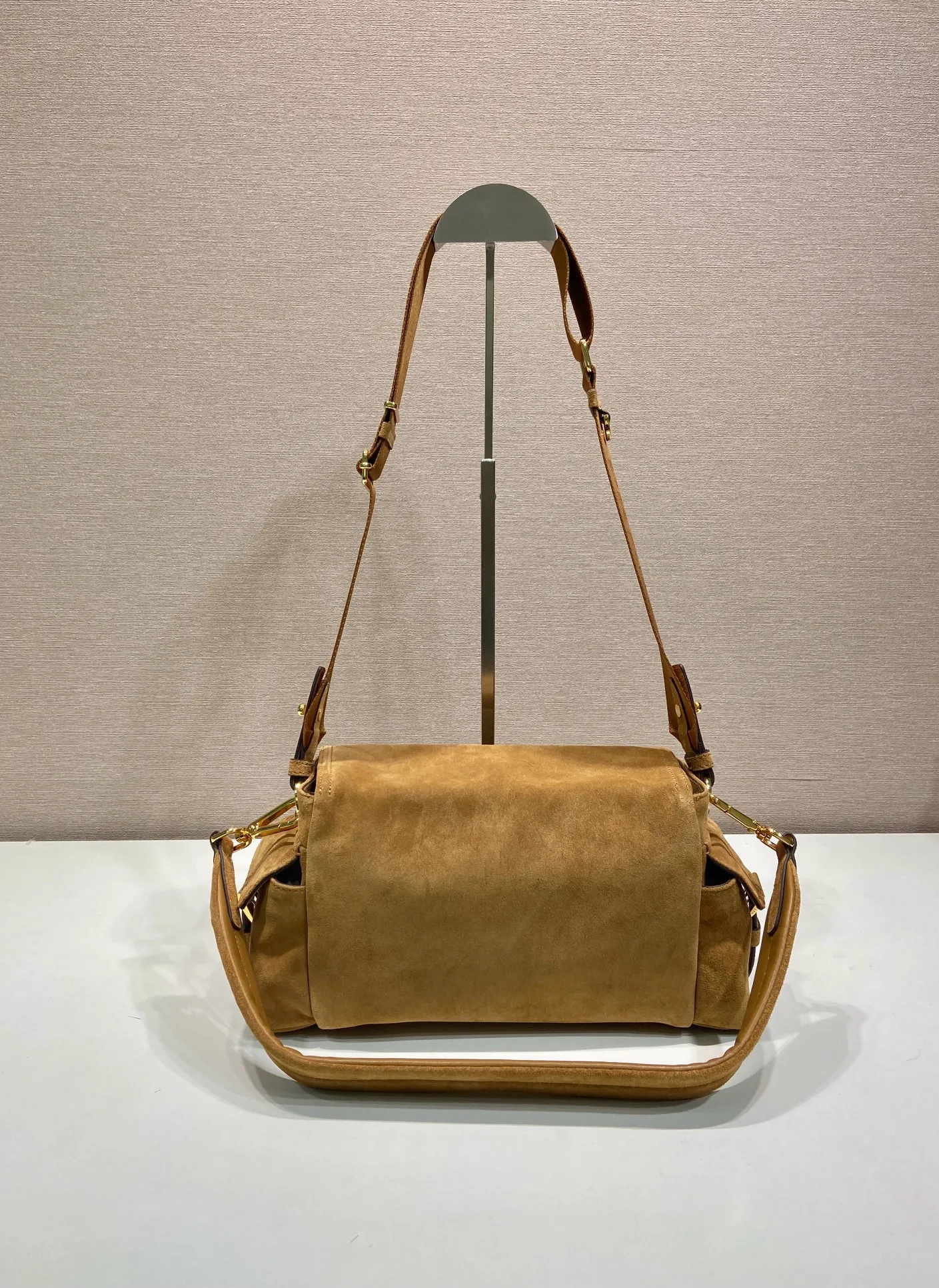 💰1520🎉New messenger bag🎉1BD394 suede leather🎉🎉 This handbag perfectly combines sophistication and functionality. It is made of imported suede leather with a soft outline and multiple pockets. Combining sporty and versatile elements, the lightweight and practical design features an enameled triangle metal logo and leather details. Equipped with 2 detachable shoulder straps, large capacity, perfect, and a popular style that will never go out of style. The large size is suitable for both men and women, so hurry up and get it🎉🎉 Length 30x Height 14x Bottom 10cm🎉🎉🎉💰💰💰