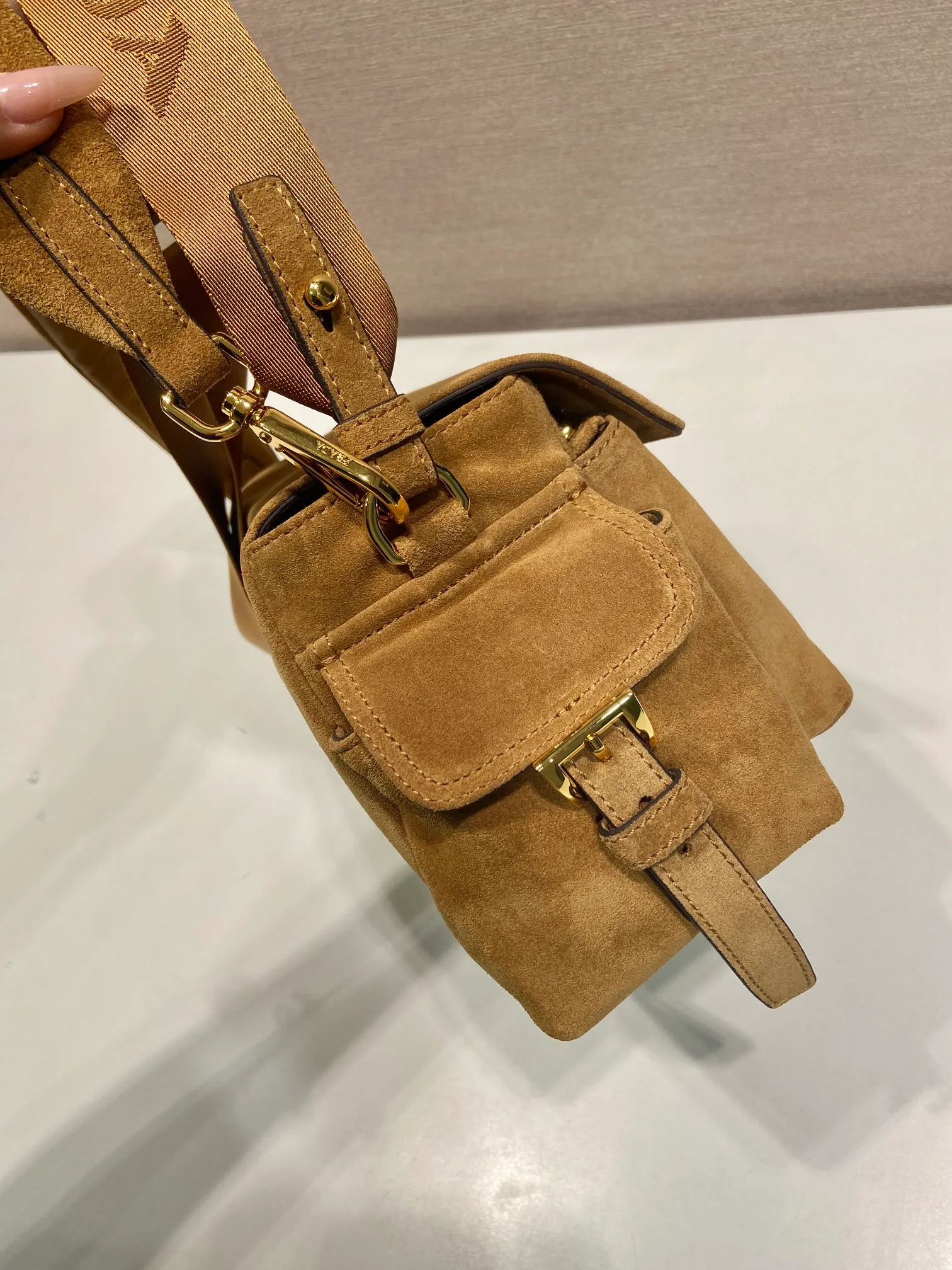 💰1520🎉New messenger bag🎉1BD394 suede leather🎉🎉 This handbag perfectly combines sophistication and functionality. It is made of imported suede leather with a soft outline and multiple pockets. Combining sporty and versatile elements, the lightweight and practical design features an enameled triangle metal logo and leather details. Equipped with 2 detachable shoulder straps, large capacity, perfect, and a popular style that will never go out of style. The large size is suitable for both men and women, so hurry up and get it🎉🎉 Length 30x Height 14x Bottom 10cm🎉🎉🎉💰💰💰